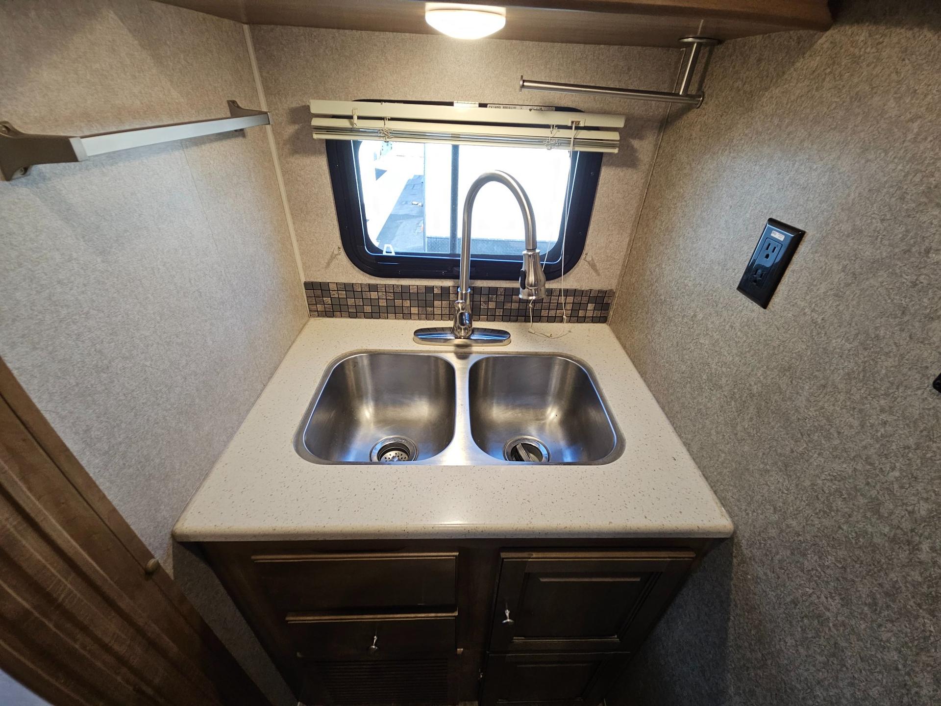 2018 Forest River RV 2018 Forest River RV Rockwood Ultra Lite - thumbnail 16
