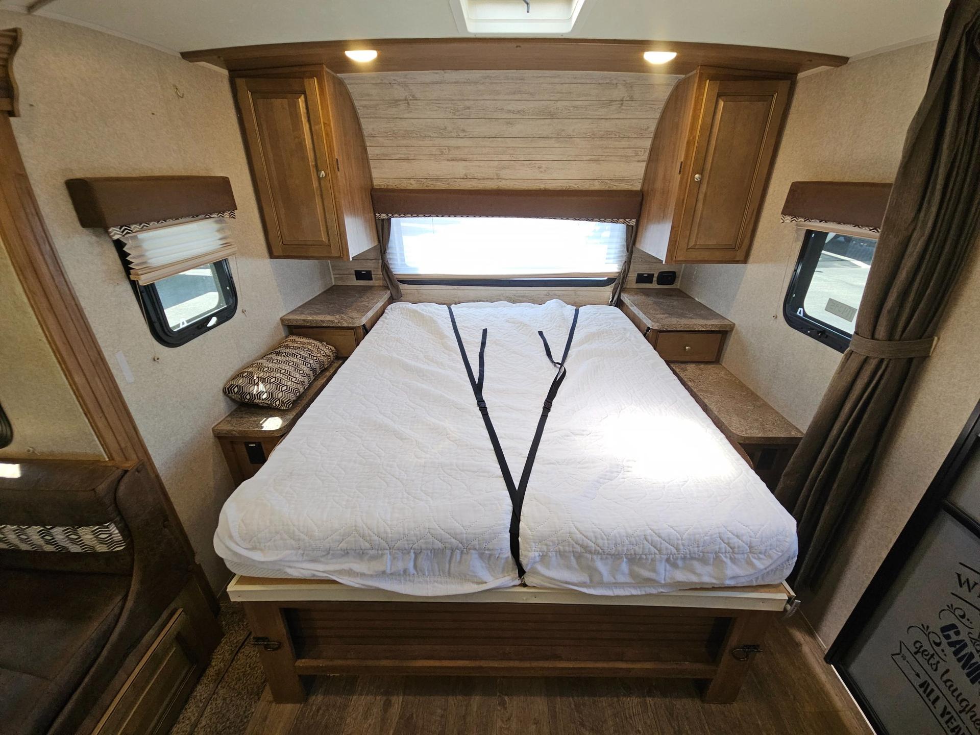 2018 Forest River RV 2018 Forest River RV Rockwood Ultra Lite - thumbnail 28