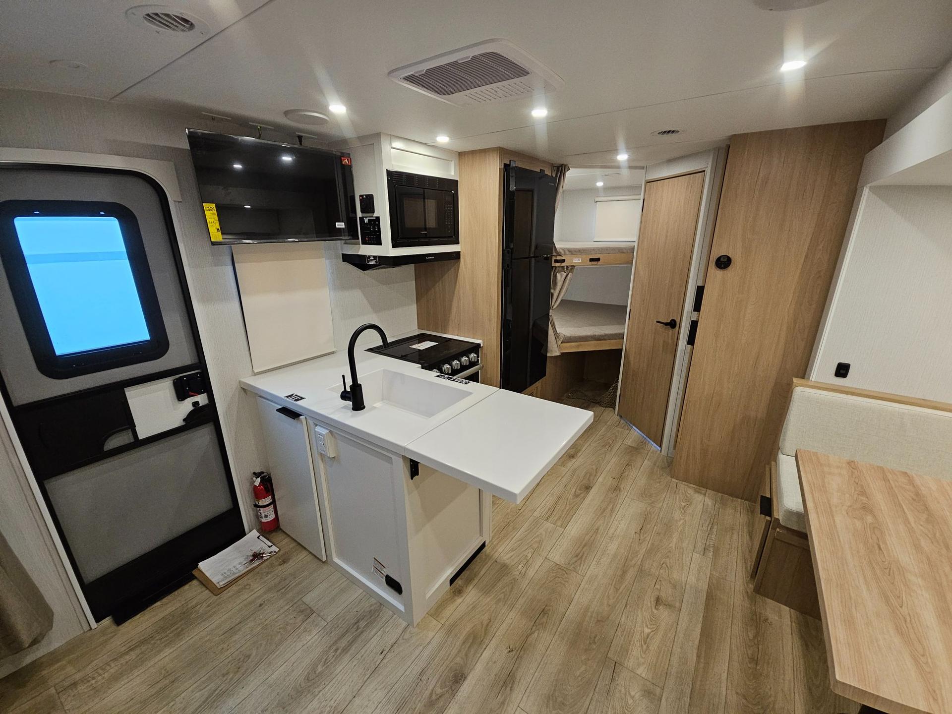 2026 Winnebago 2026 Winnebago Thrive - thumbnail 7