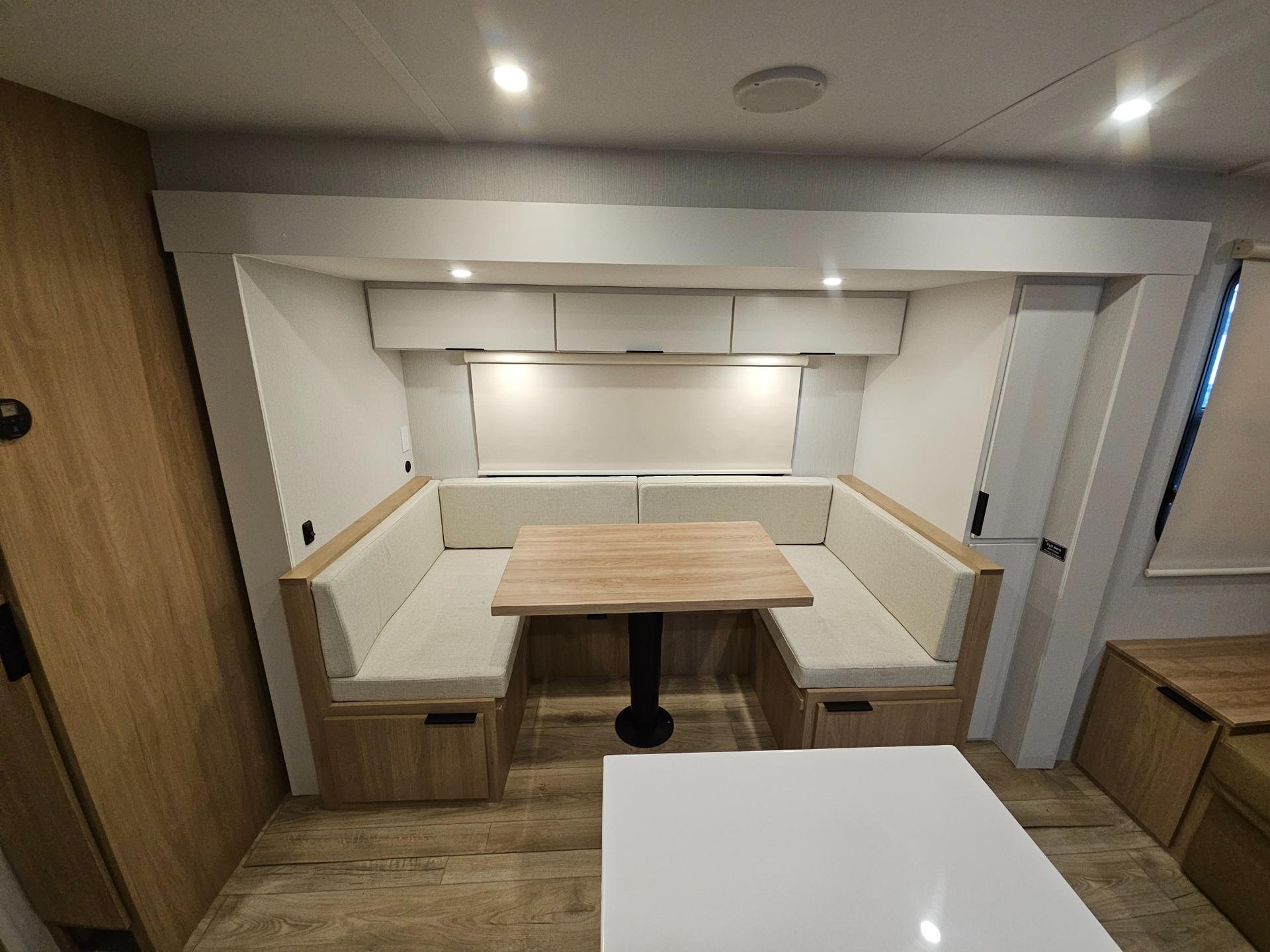 2026 Winnebago 2026 Winnebago Thrive - thumbnail 8