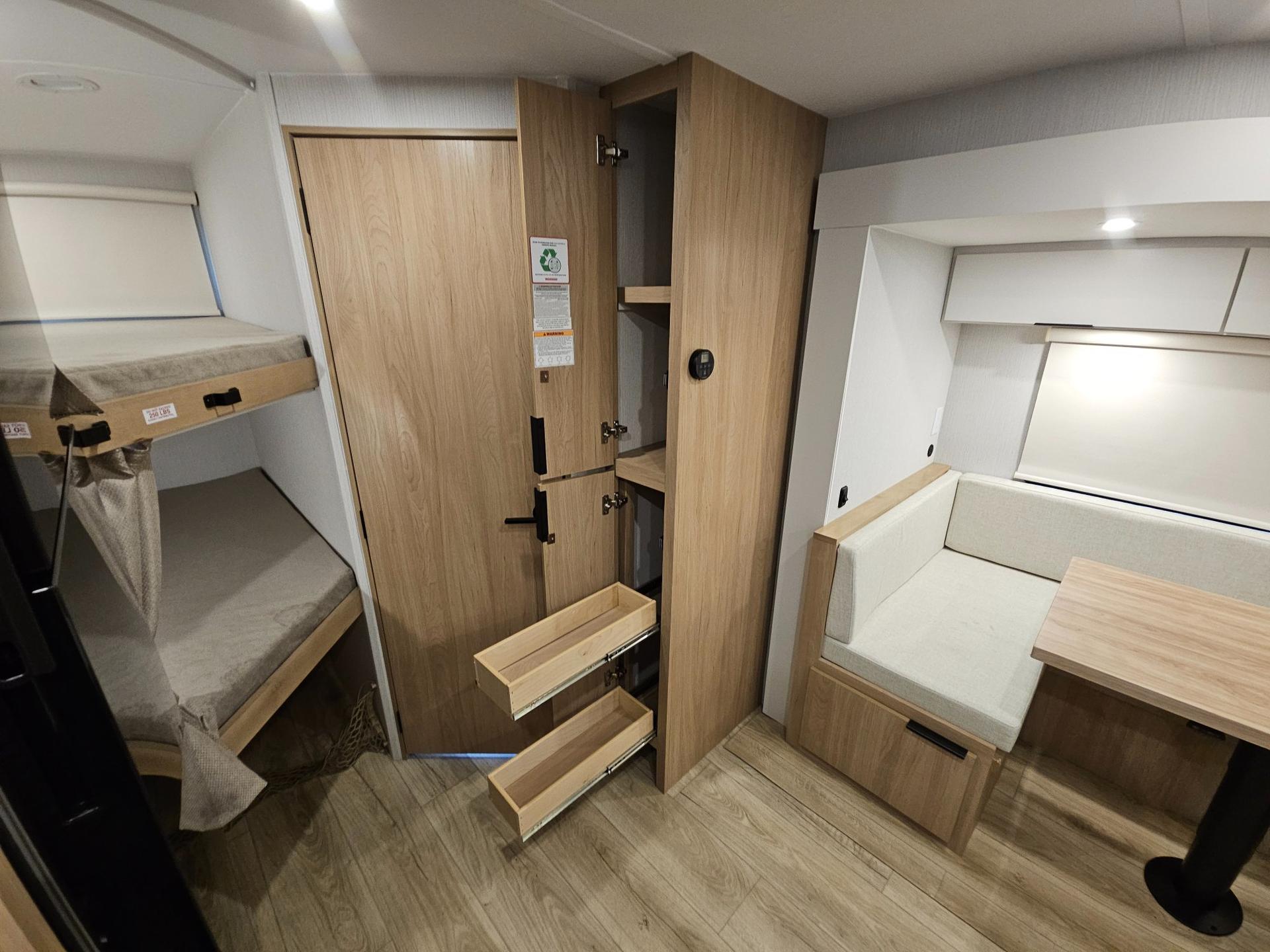 2026 Winnebago 2026 Winnebago Thrive - thumbnail 13