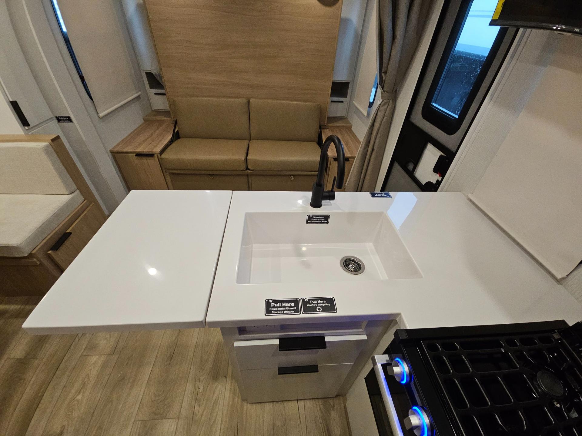 2026 Winnebago 2026 Winnebago Thrive - thumbnail 21