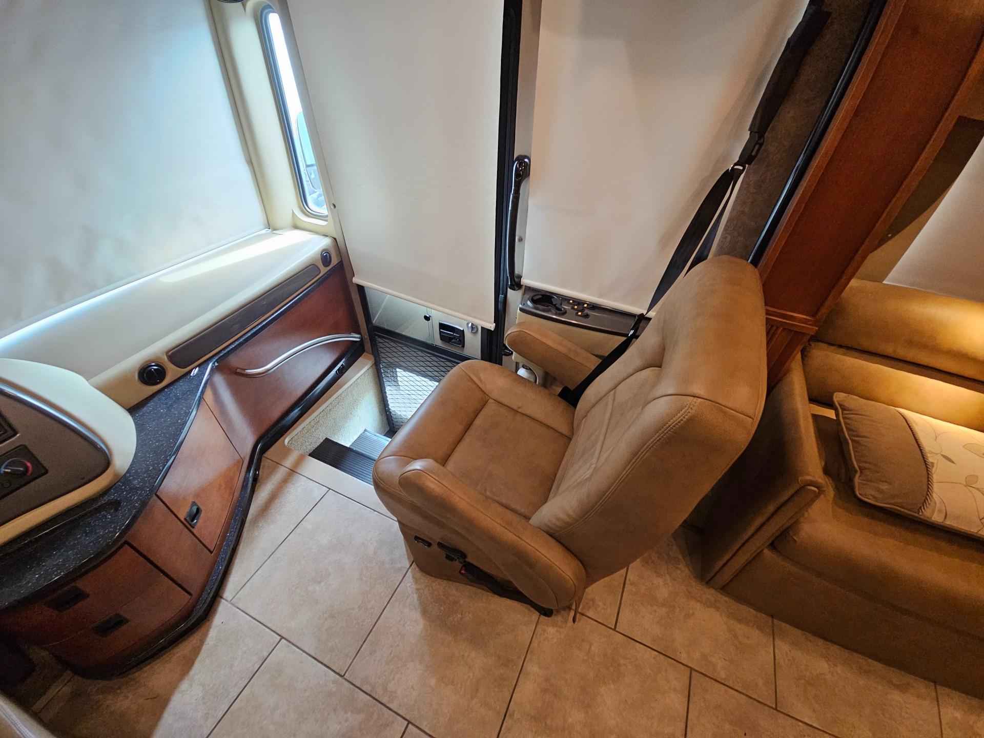2014 Tiffin Motor Coach 2014 Tiffin Motor Coach Allegro Red - thumbnail 43