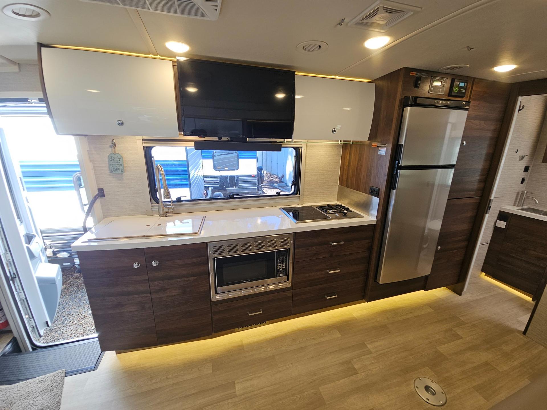 2024 Winnebago 2024 Winnebago Navion - thumbnail 11
