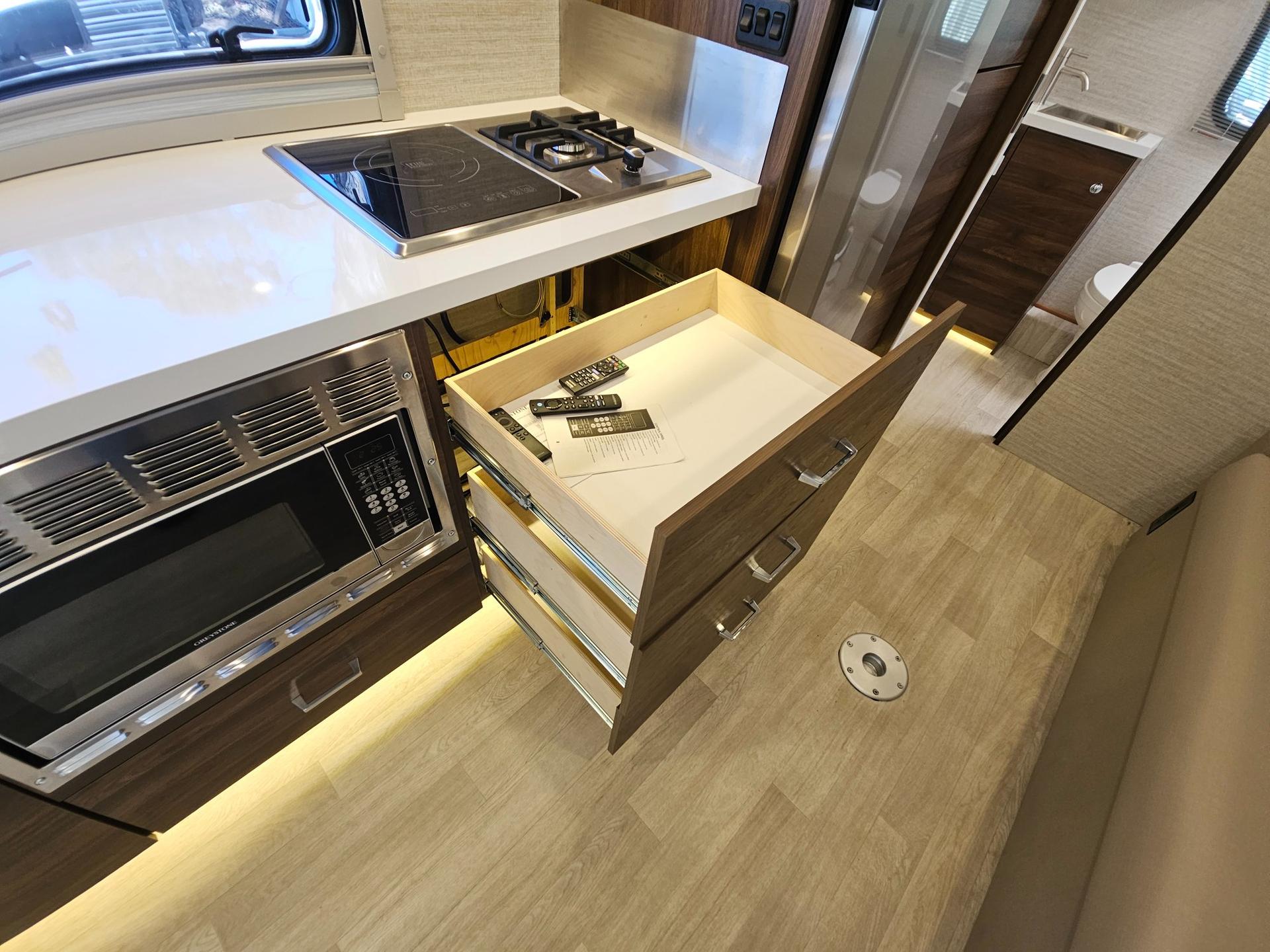 2024 Winnebago 2024 Winnebago Navion - thumbnail 15