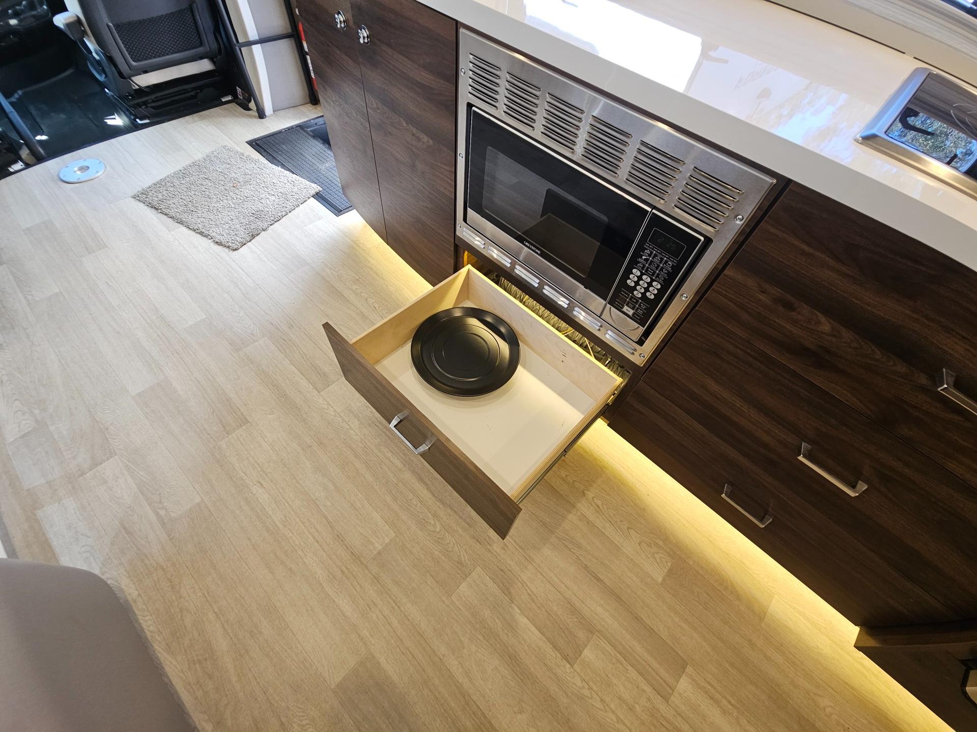 2024 Winnebago 2024 Winnebago Navion - thumbnail 16