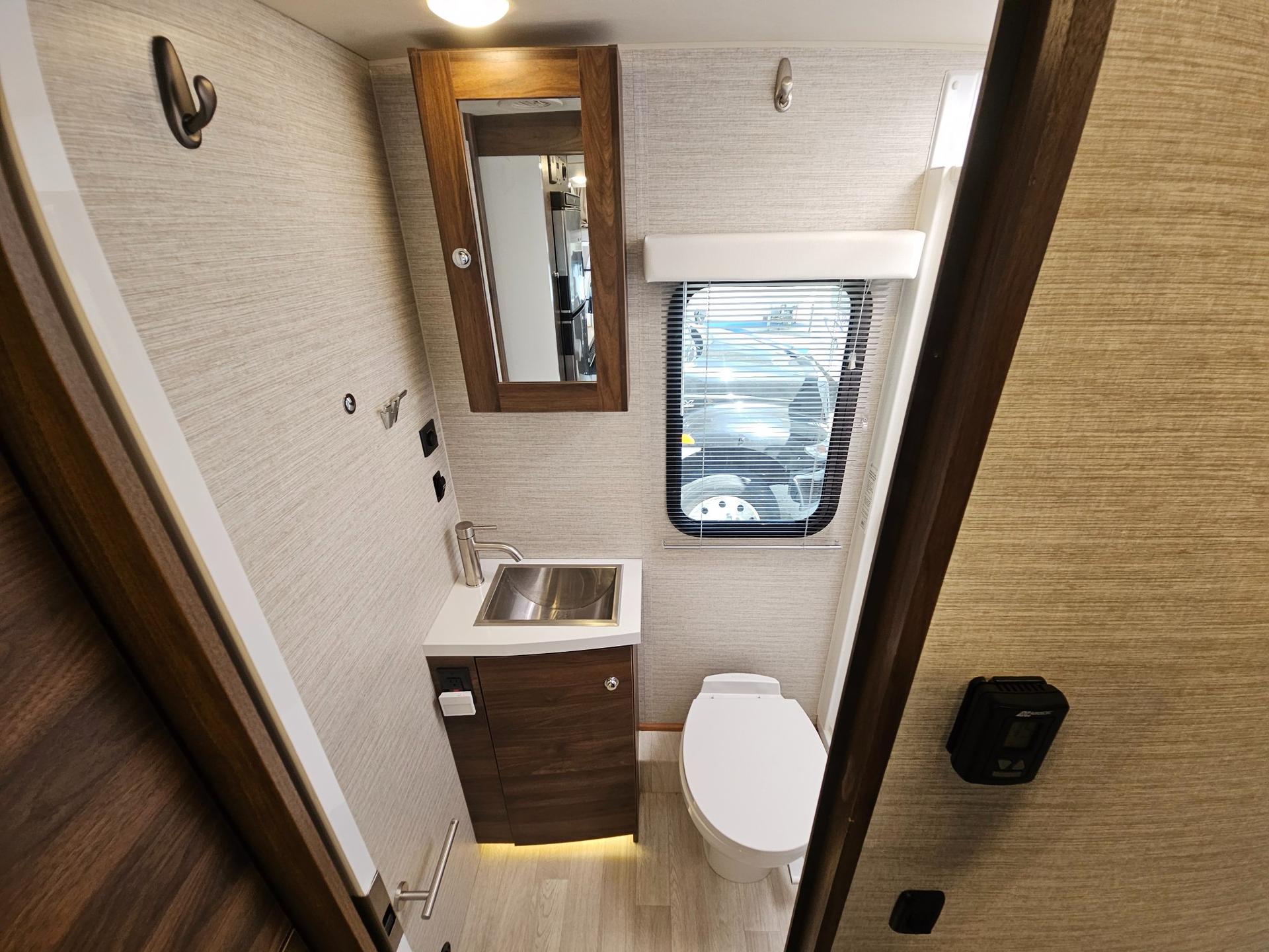 2024 Winnebago 2024 Winnebago Navion - thumbnail 21