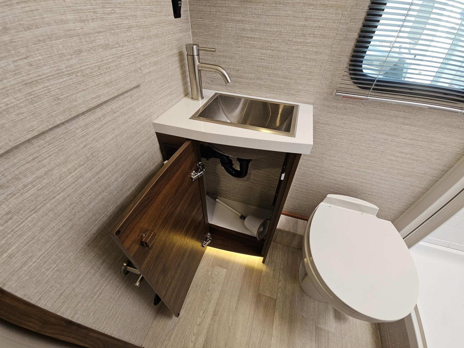 2024 Winnebago 2024 Winnebago Navion - thumbnail 22