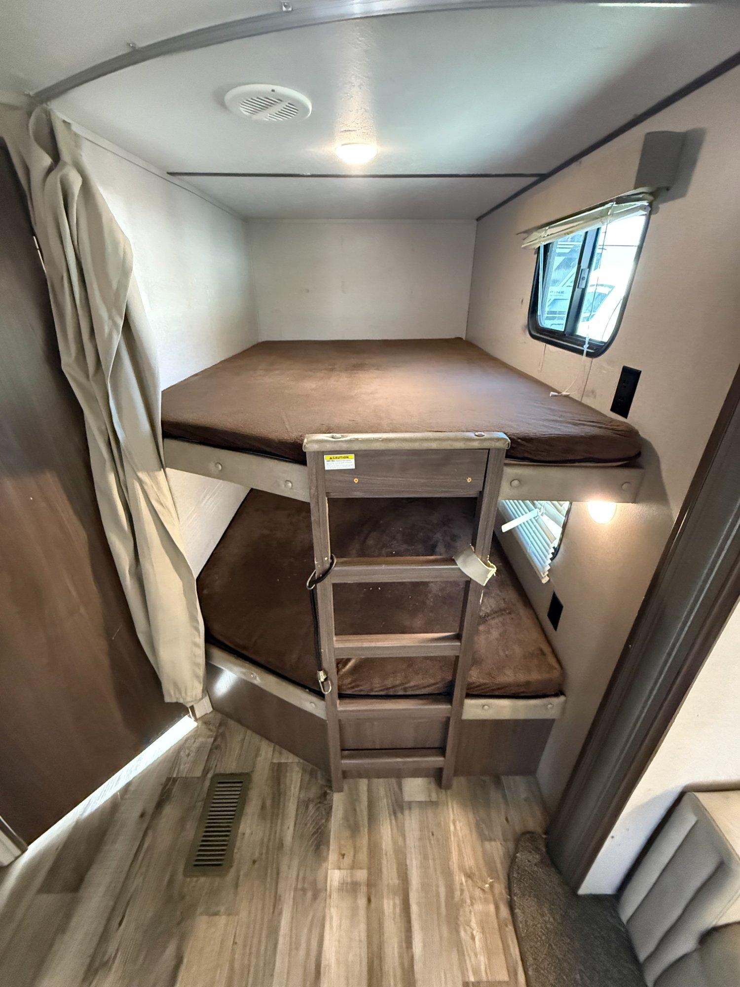 2019 Keystone 2019 Keystone Hideout - thumbnail 10