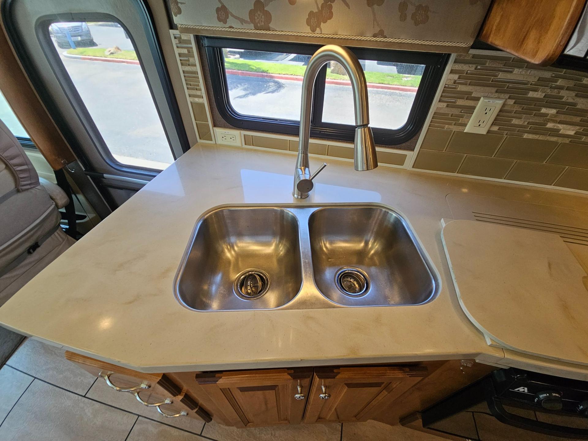 2016 Tiffin Motor Coach 2016 Tiffin Motor Coach Allegro Open Road - thumbnail 16