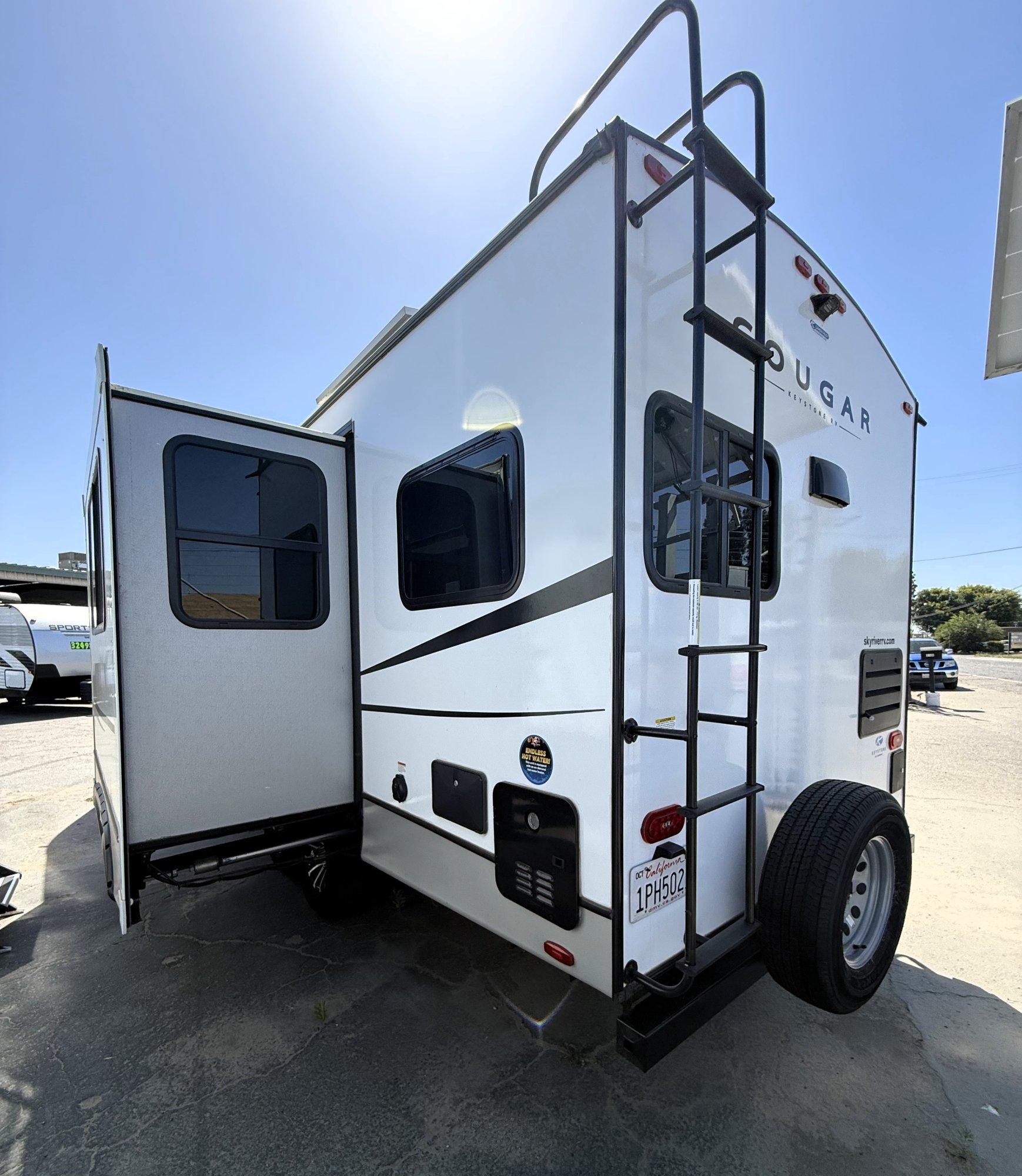 2024 Keystone RV 2024 Keystone RV Cougar Half-Ton - thumbnail 4