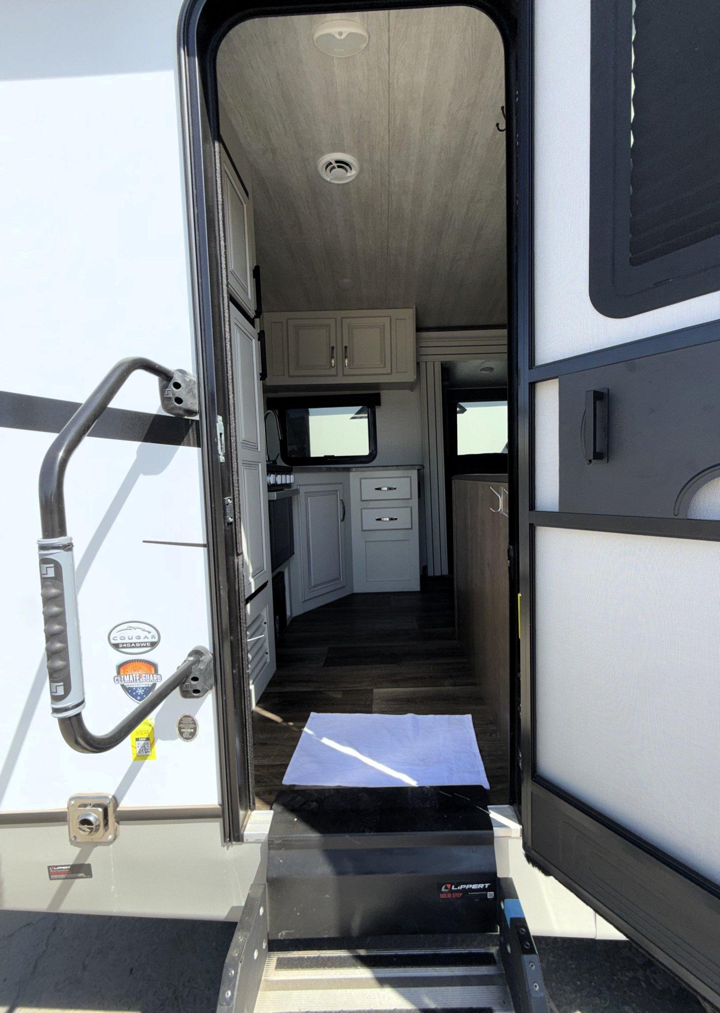 2024 Keystone RV 2024 Keystone RV Cougar Half-Ton - thumbnail 9