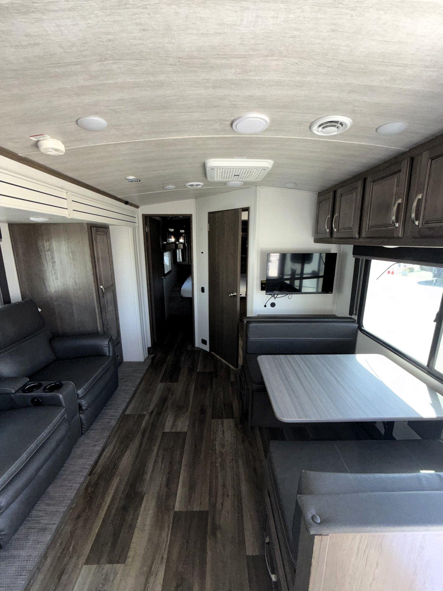 2024 Keystone RV 2024 Keystone RV Cougar Half-Ton - thumbnail 10