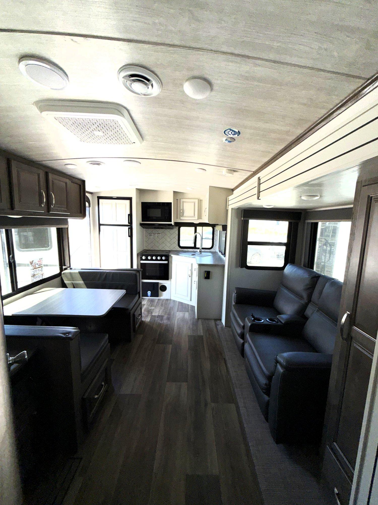 2024 Keystone RV 2024 Keystone RV Cougar Half-Ton - thumbnail 11