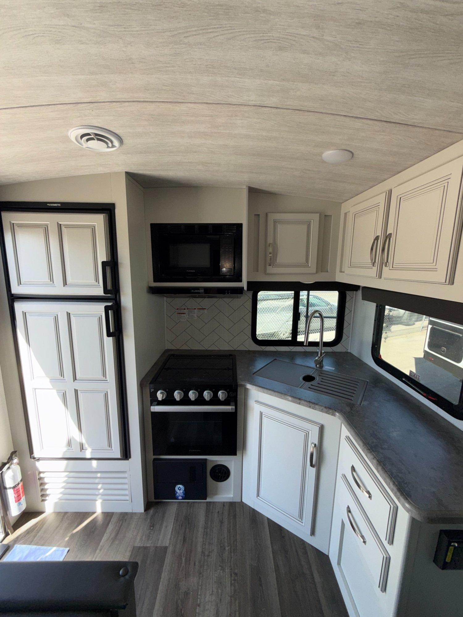 2024 Keystone RV 2024 Keystone RV Cougar Half-Ton - thumbnail 12