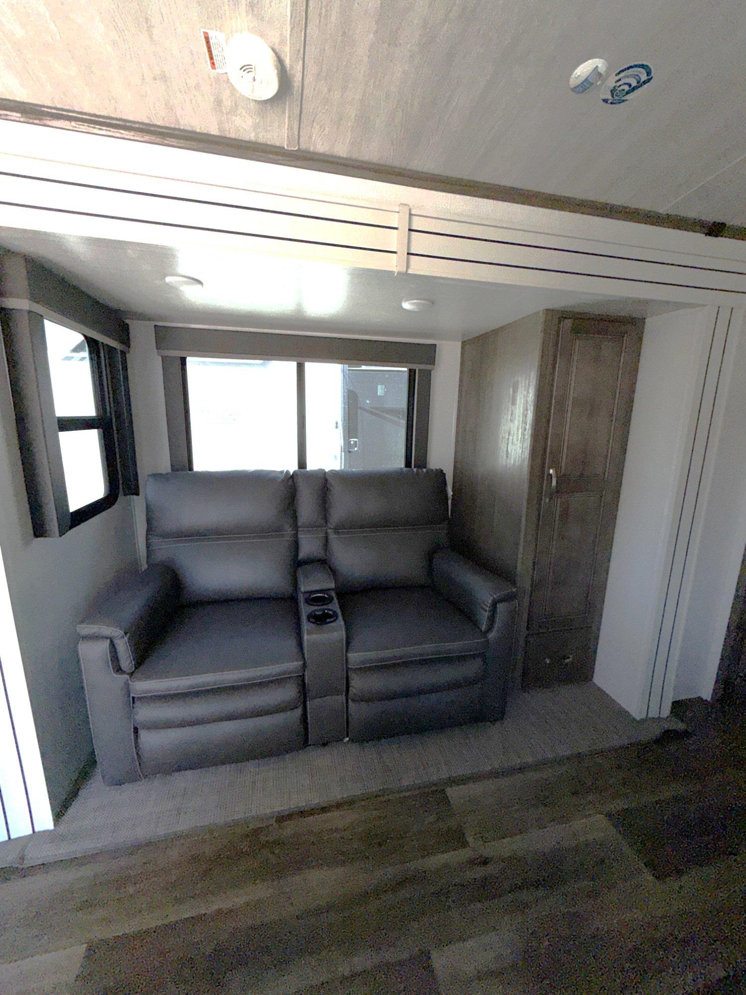 2024 Keystone RV 2024 Keystone RV Cougar Half-Ton - thumbnail 13