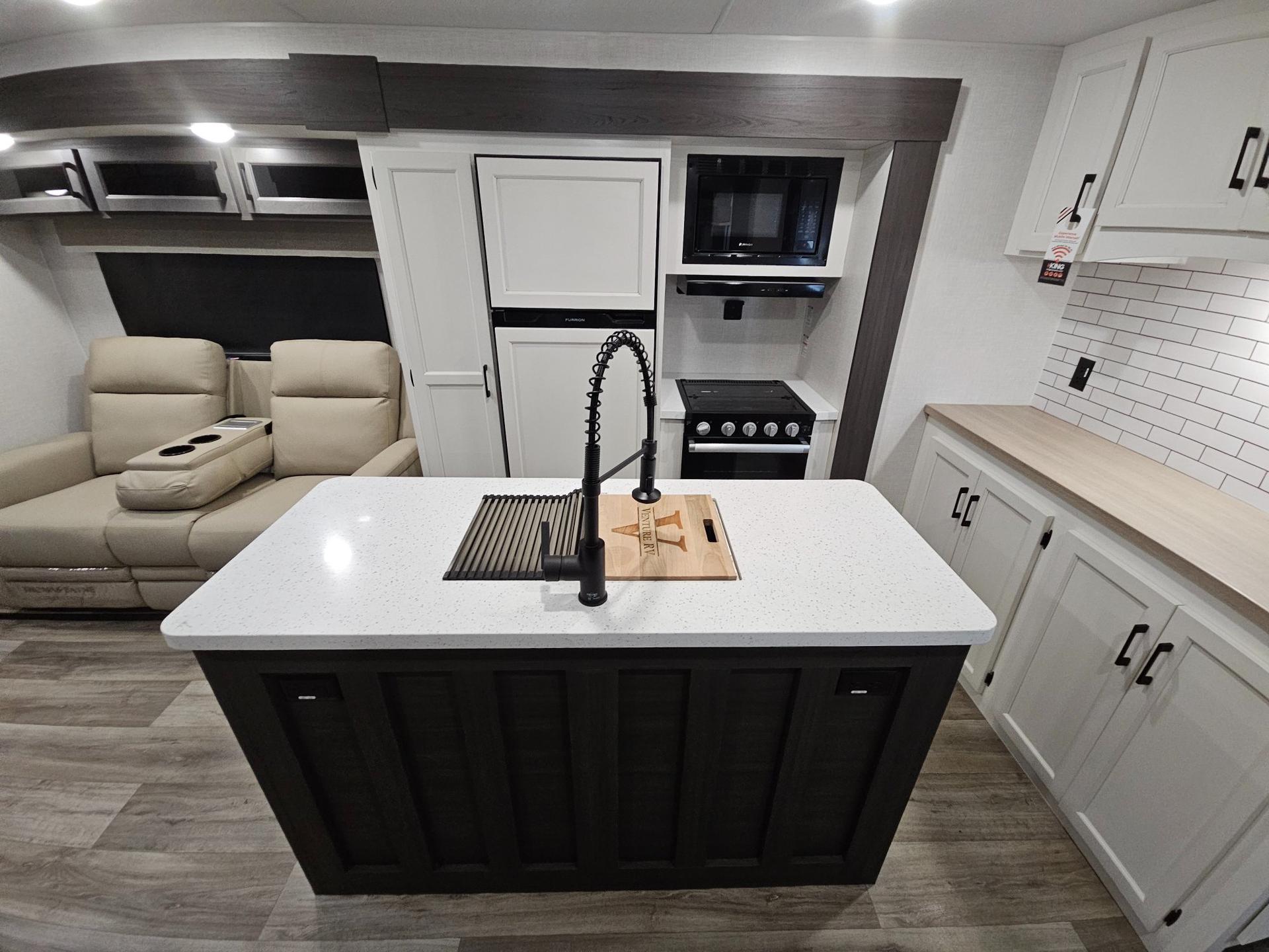 2025 Venture RV 2025 Venture RV SportTrek Touring Edition - thumbnail 17