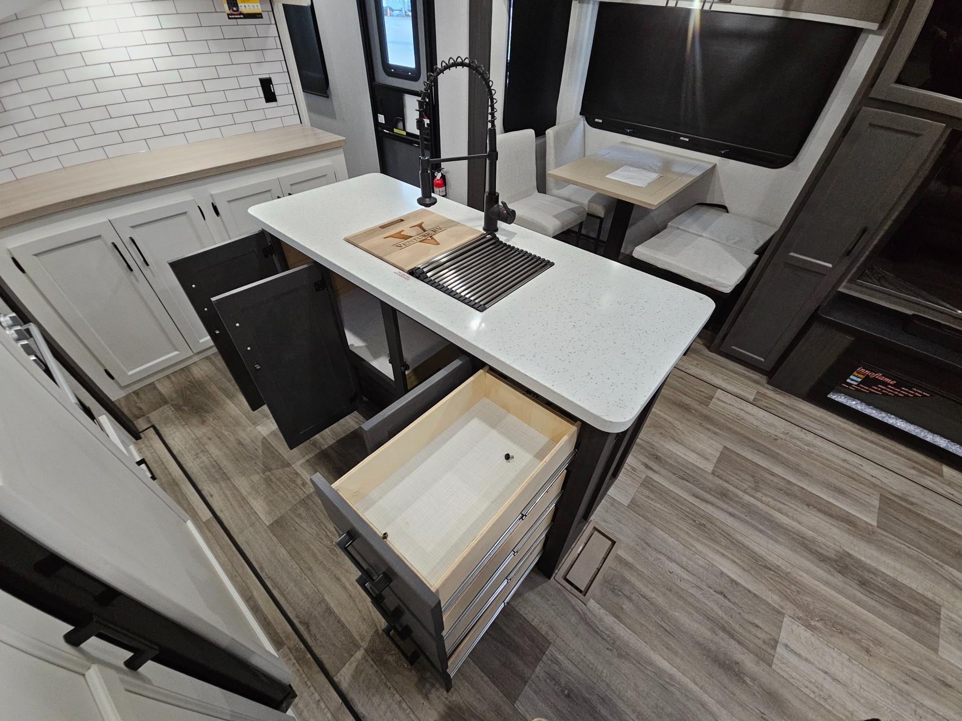 2025 Venture RV 2025 Venture RV SportTrek Touring Edition - thumbnail 23