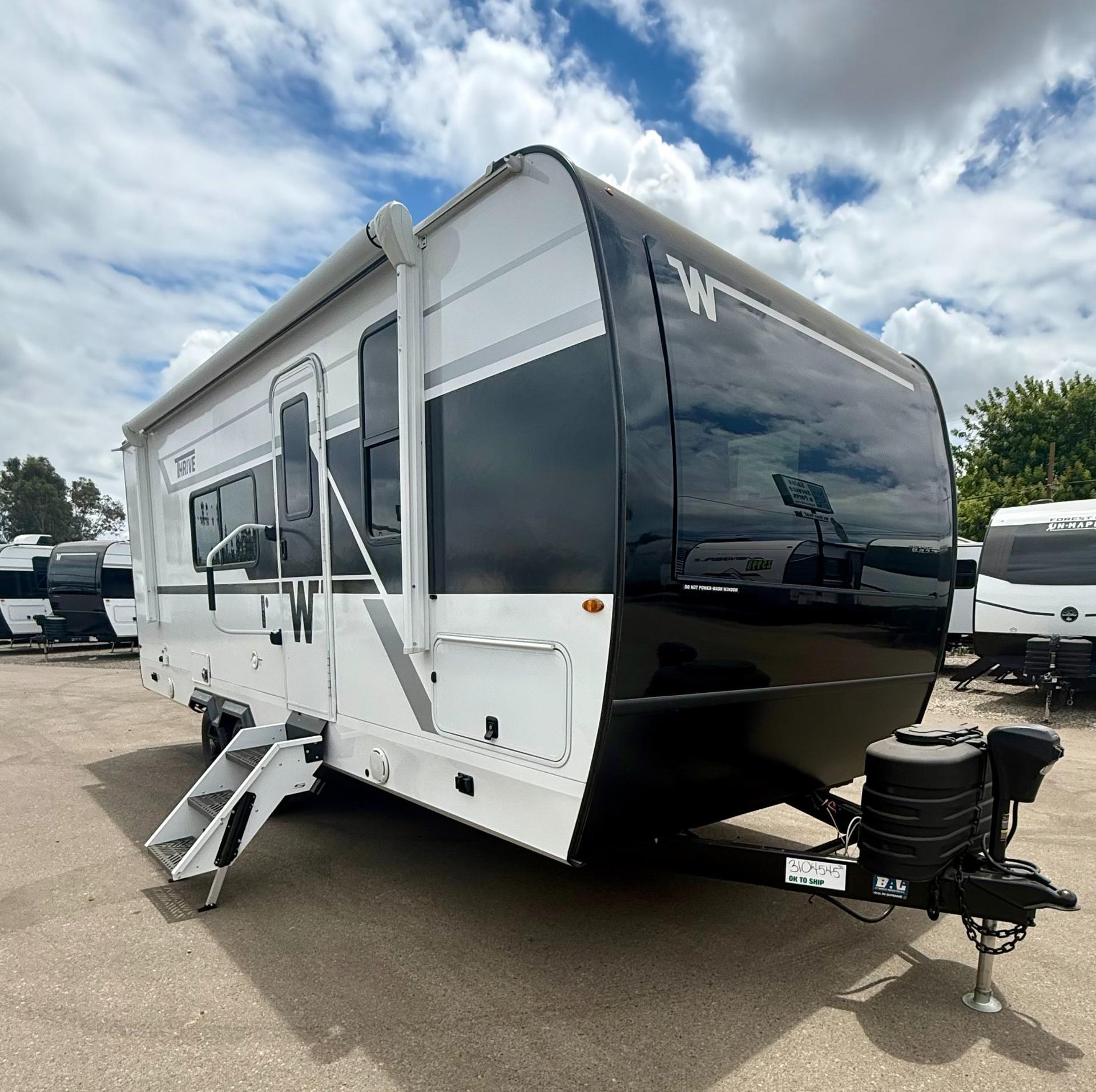2026 Winnebago 2026 Winnebago Thrive - thumbnail 3