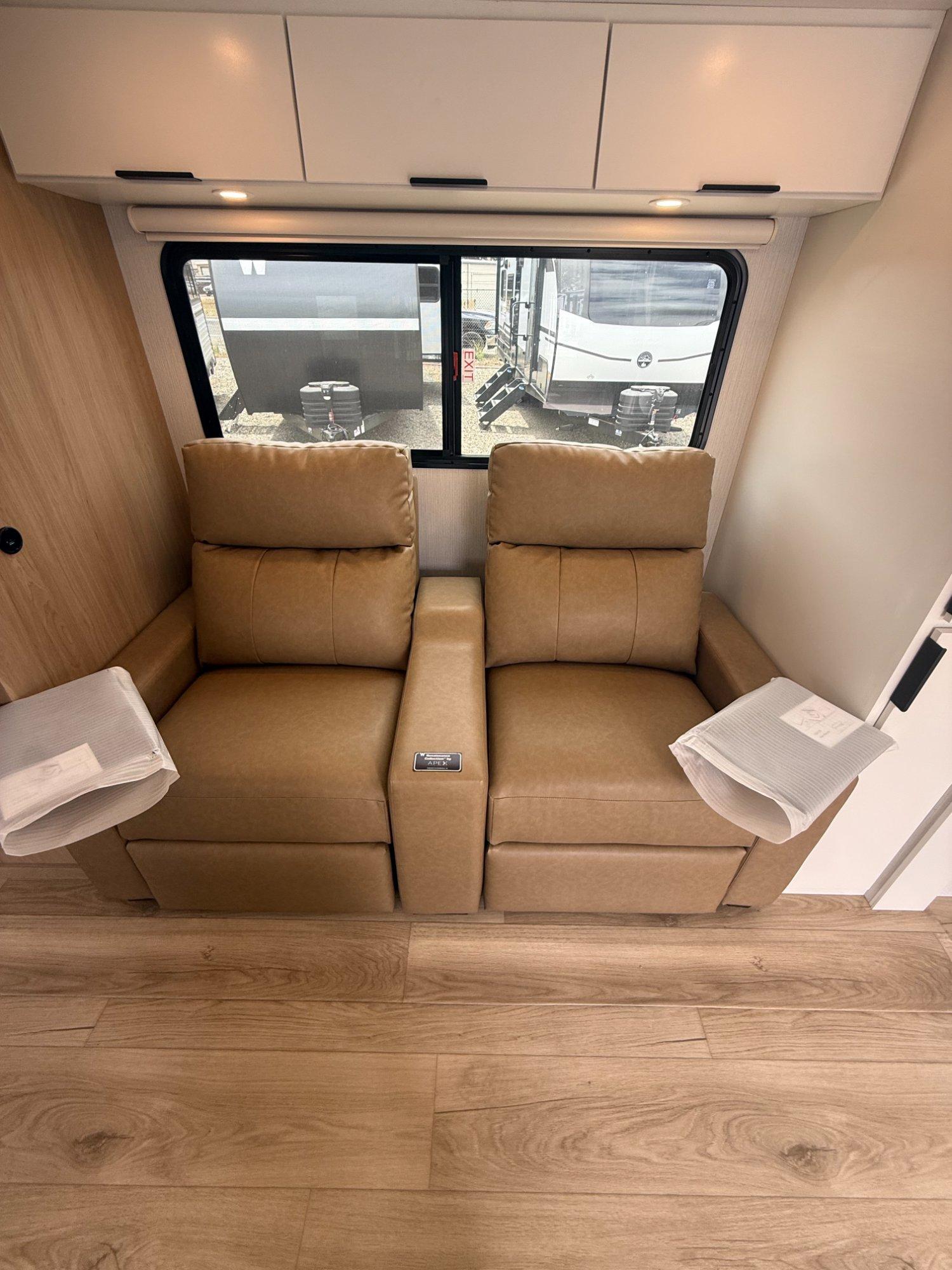 2026 Winnebago 2026 Winnebago Thrive - thumbnail 18