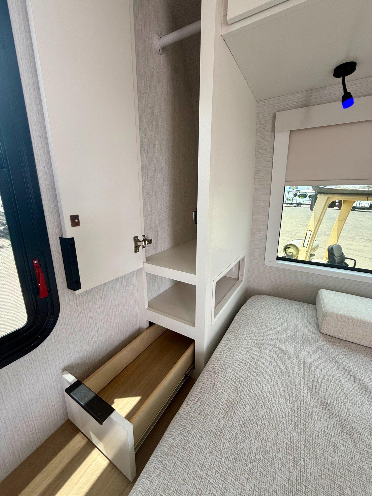 2026 Winnebago 2026 Winnebago Thrive - thumbnail 25