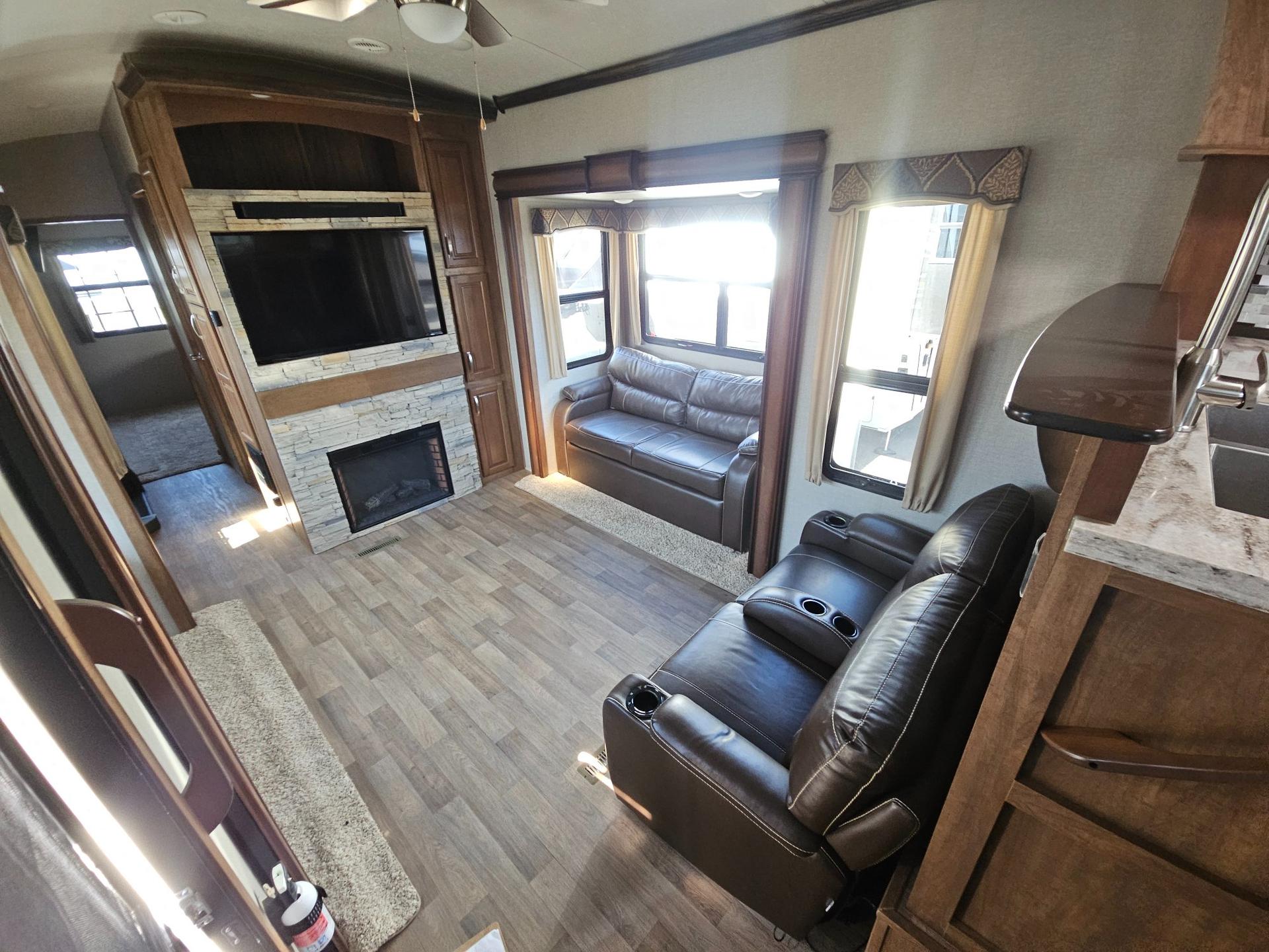 2018 Keystone RV 2018 Keystone RV Montana - thumbnail 5