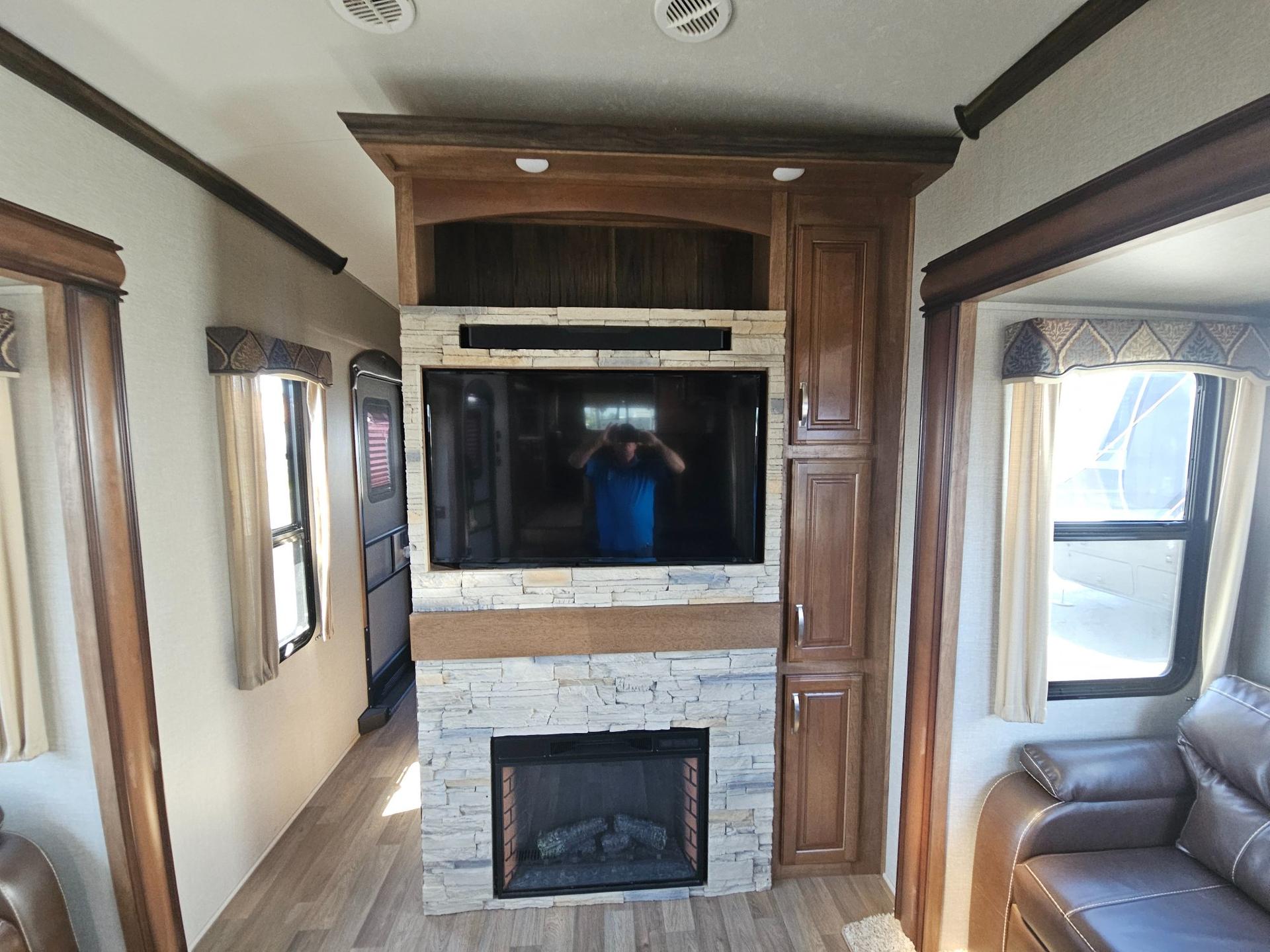 2018 Keystone RV 2018 Keystone RV Montana - thumbnail 8