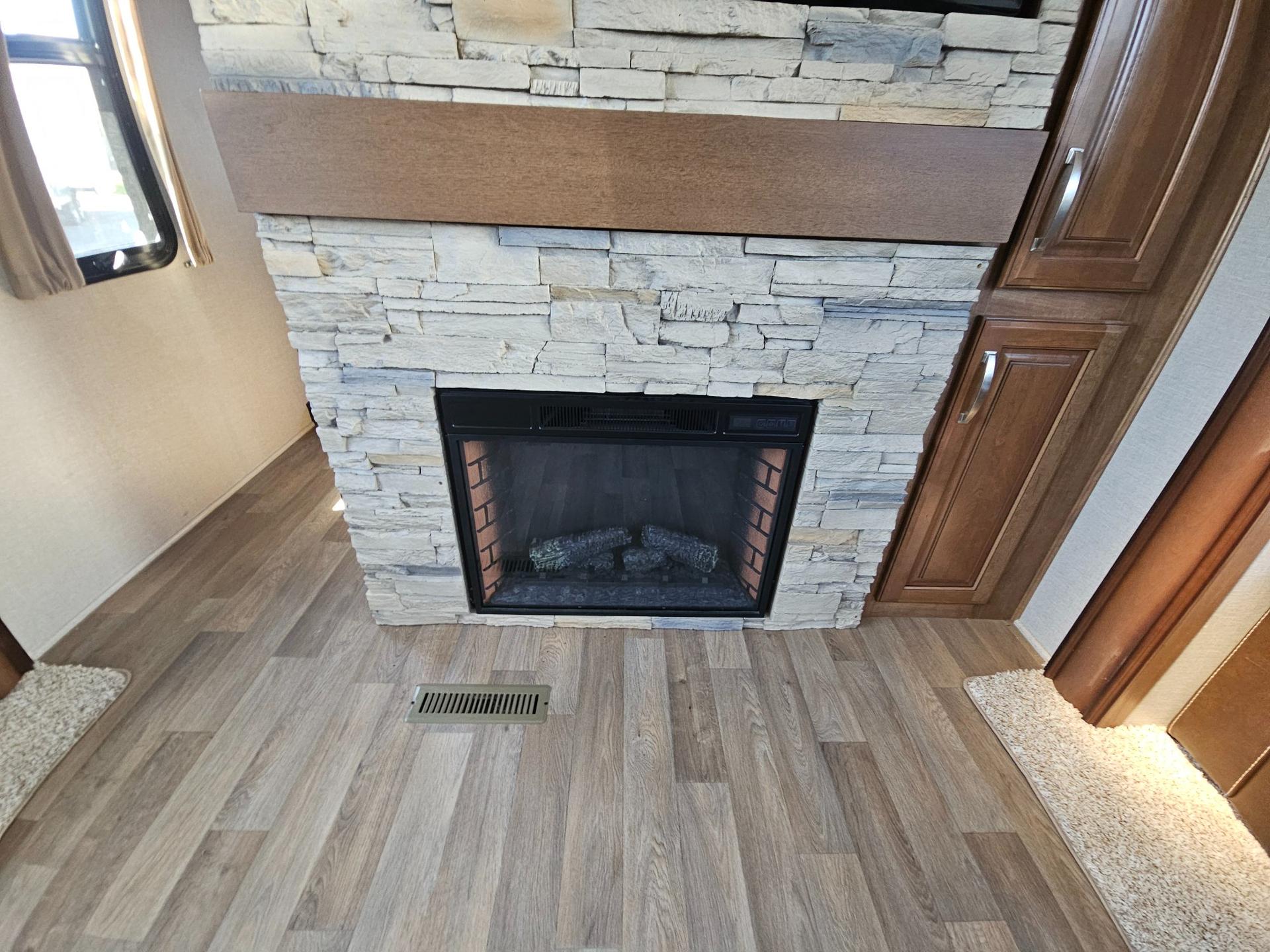 2018 Keystone RV 2018 Keystone RV Montana - thumbnail 9