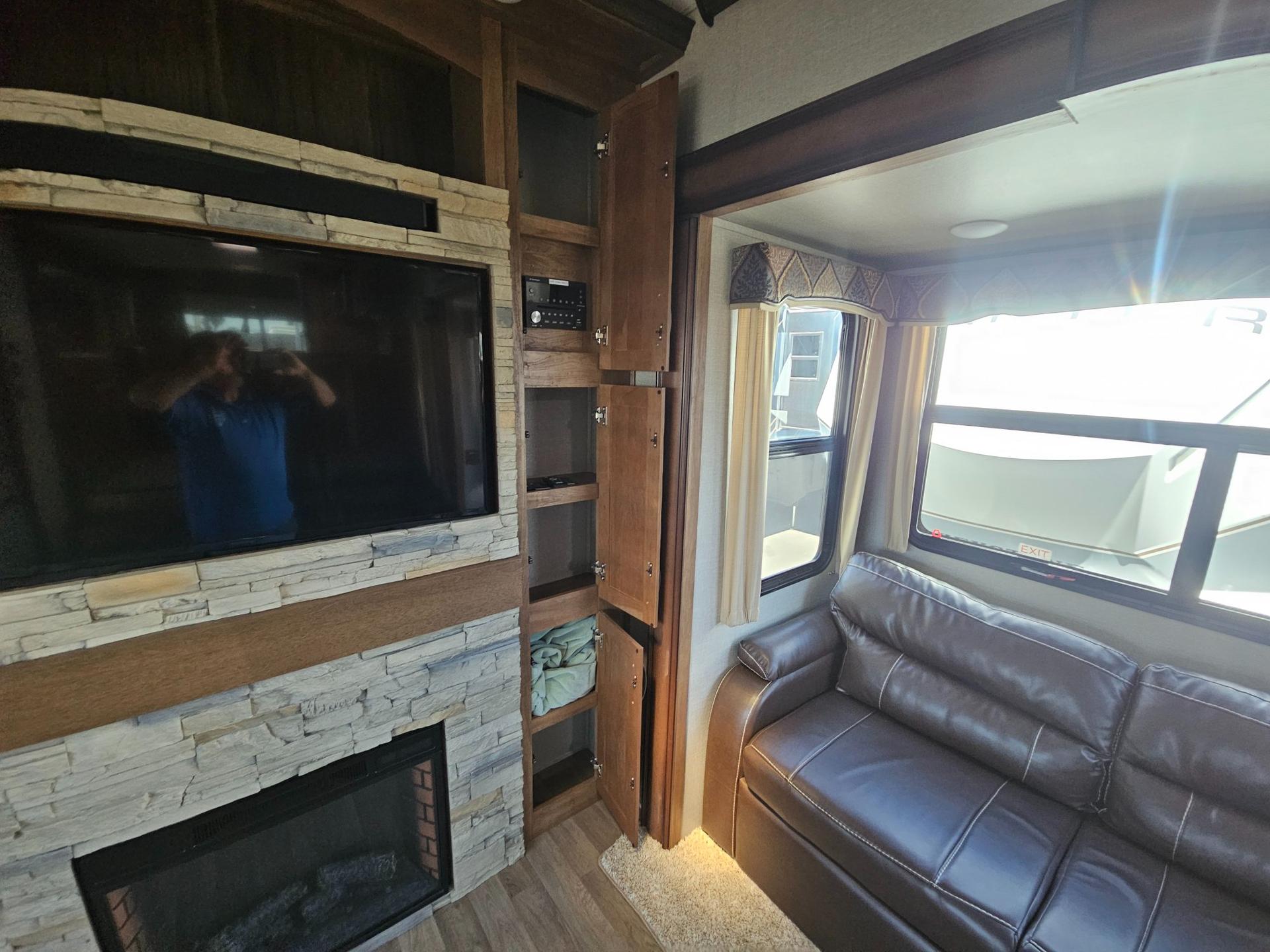 2018 Keystone RV 2018 Keystone RV Montana - thumbnail 11