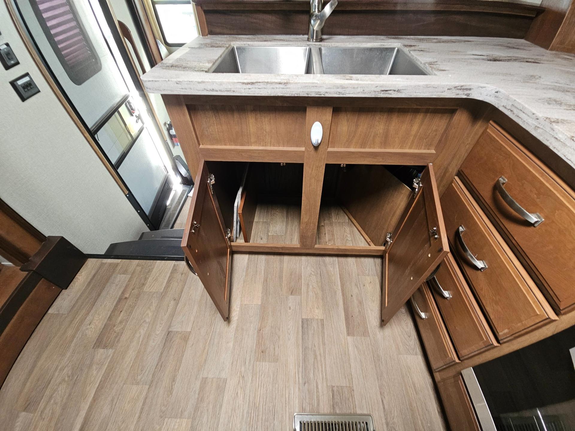 2018 Keystone RV 2018 Keystone RV Montana - thumbnail 28