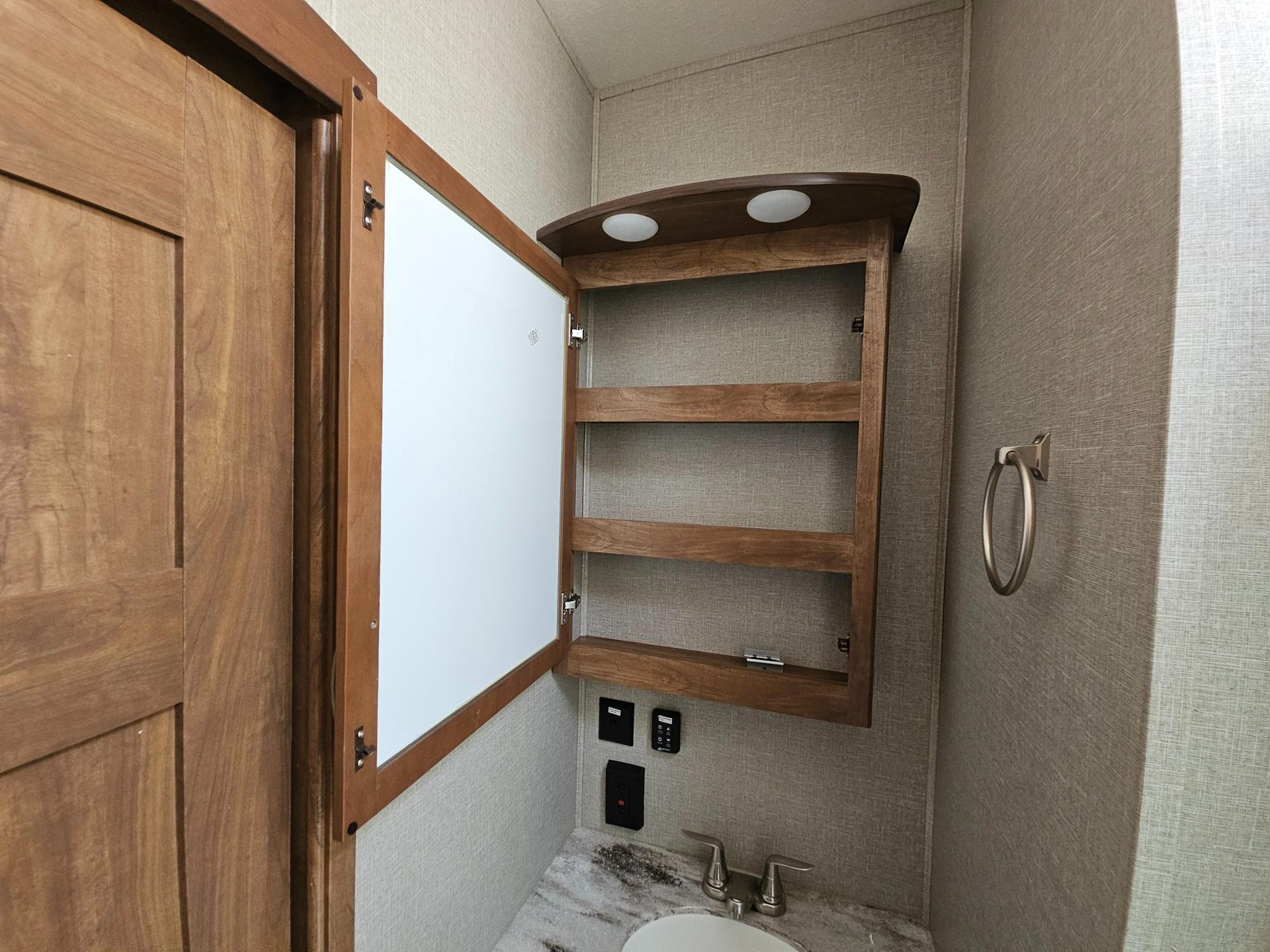 2018 Keystone RV 2018 Keystone RV Montana - thumbnail 34