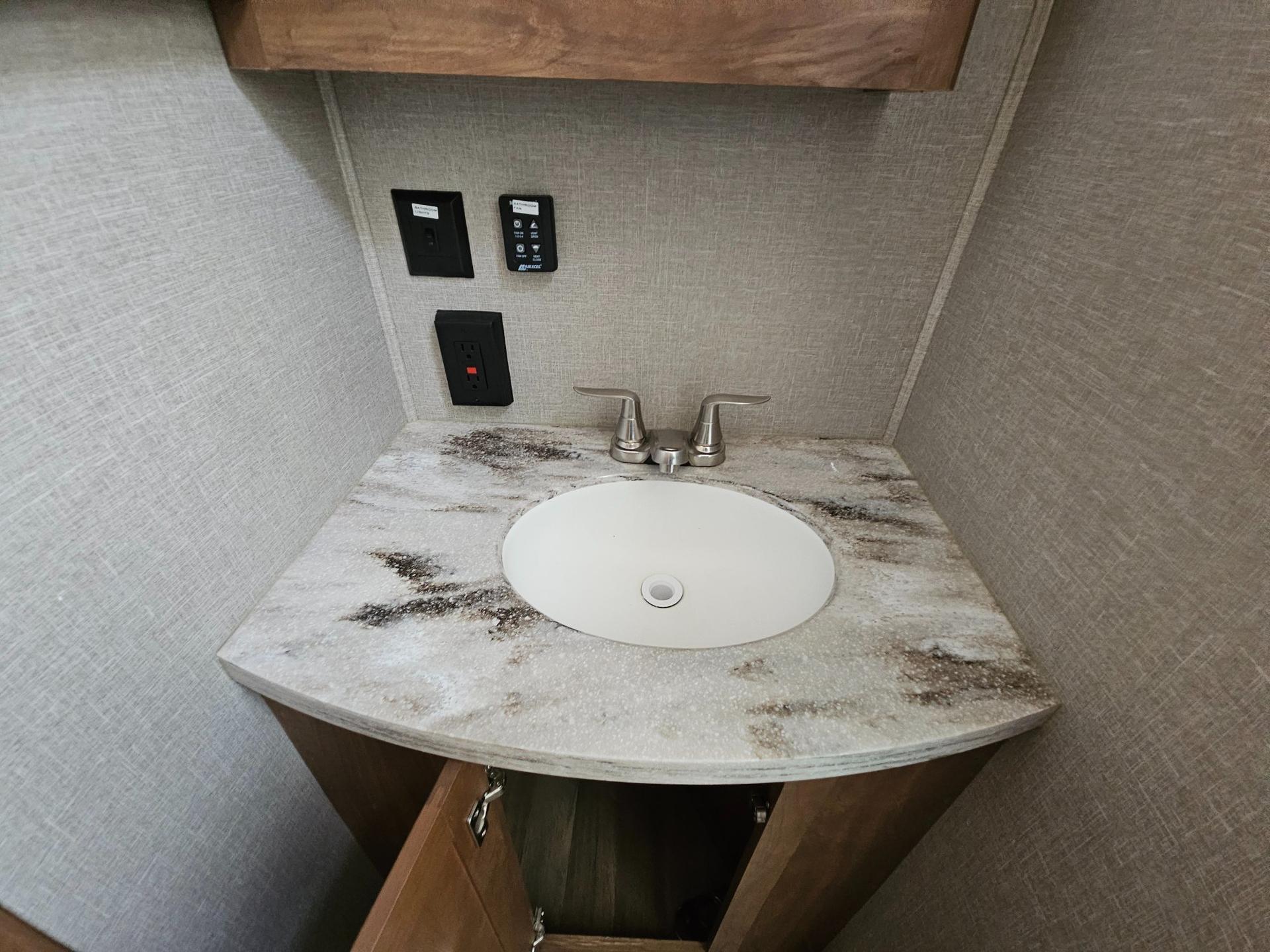 2018 Keystone RV 2018 Keystone RV Montana - thumbnail 35