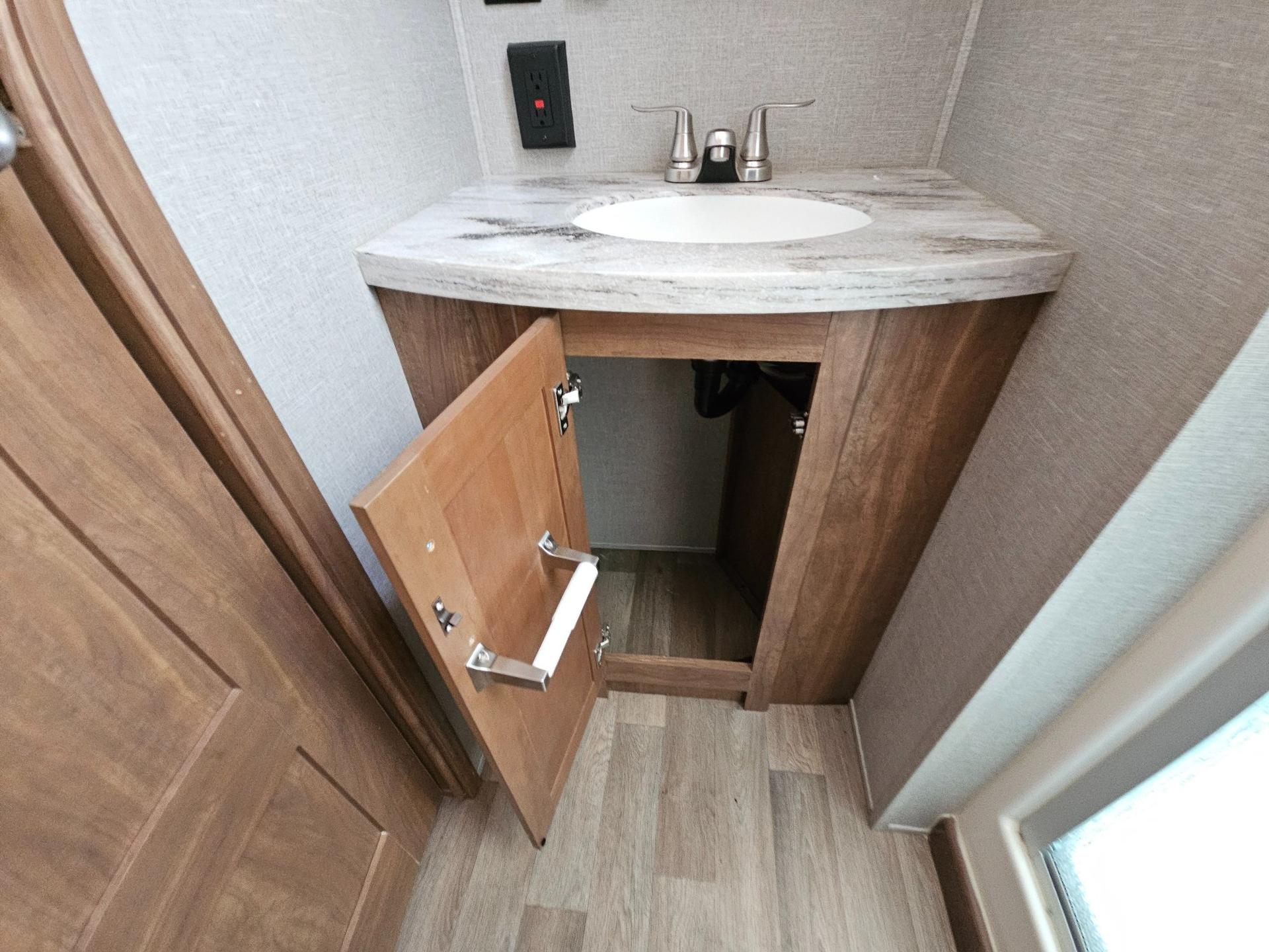 2018 Keystone RV 2018 Keystone RV Montana - thumbnail 36