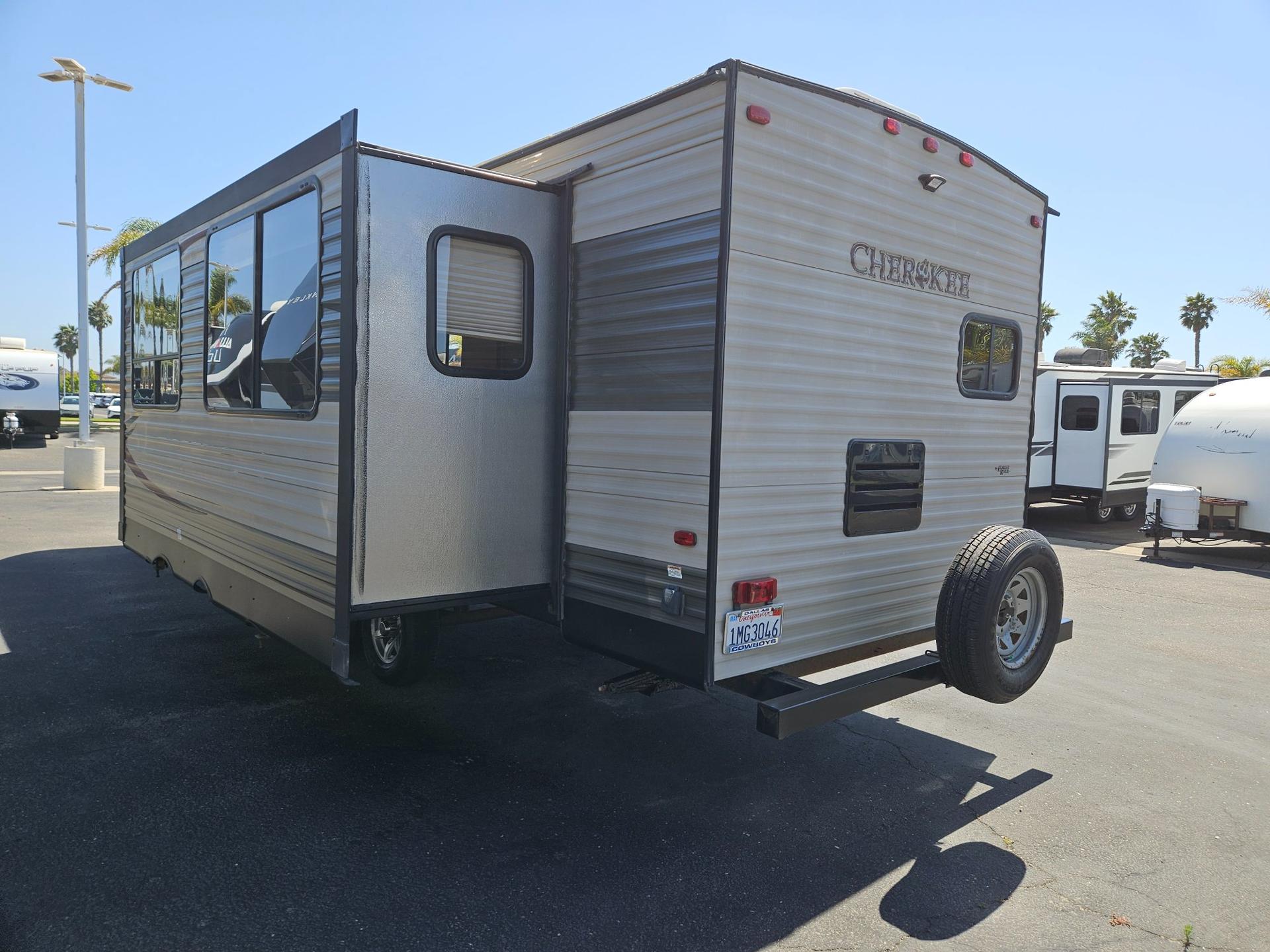 2017 Forest River RV 2017 Forest River RV Cherokee Limited - thumbnail 3