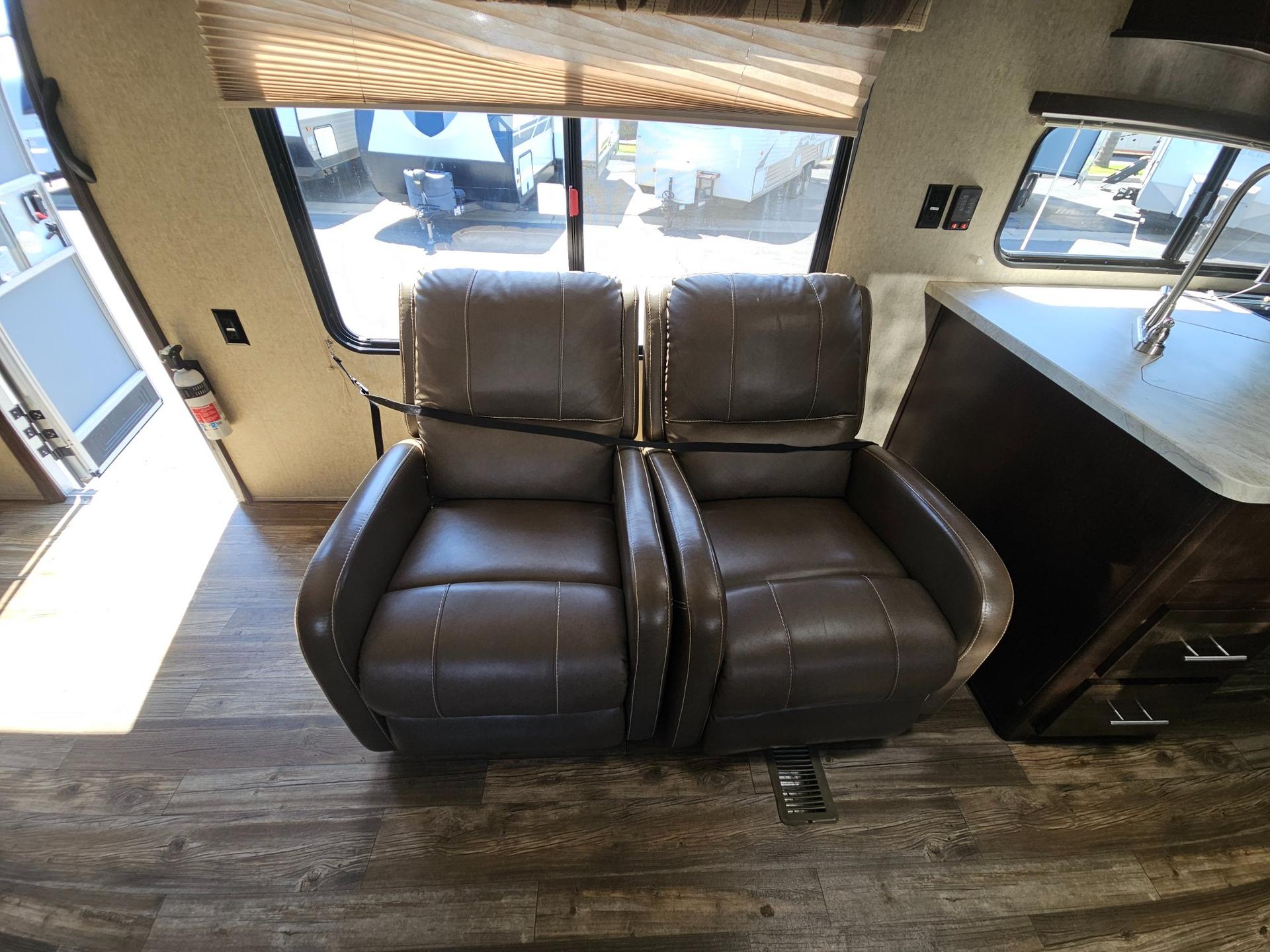 2017 Forest River RV 2017 Forest River RV Cherokee Limited - thumbnail 8