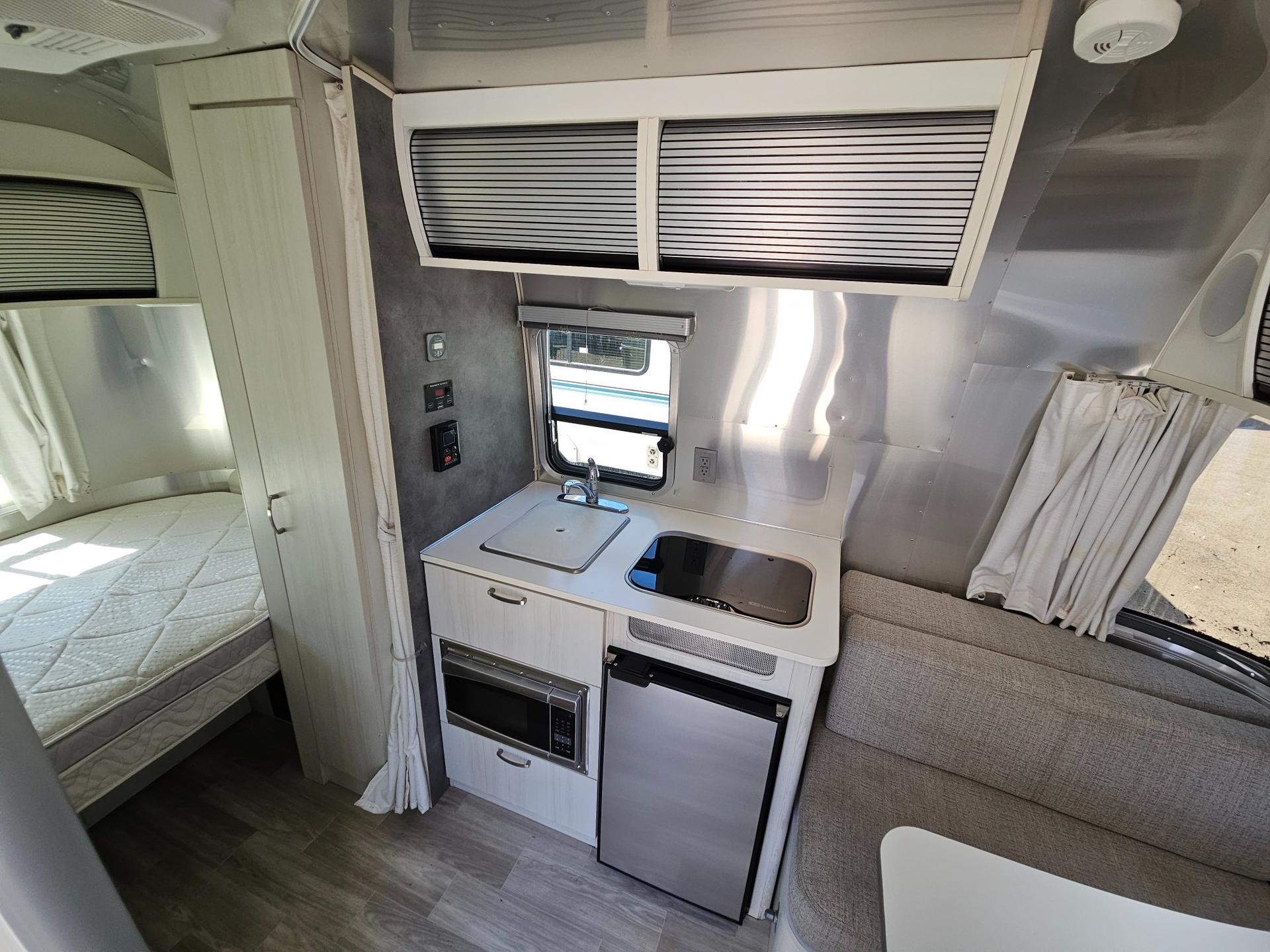 2022 Airstream 2022 Airstream Bambi - thumbnail 11