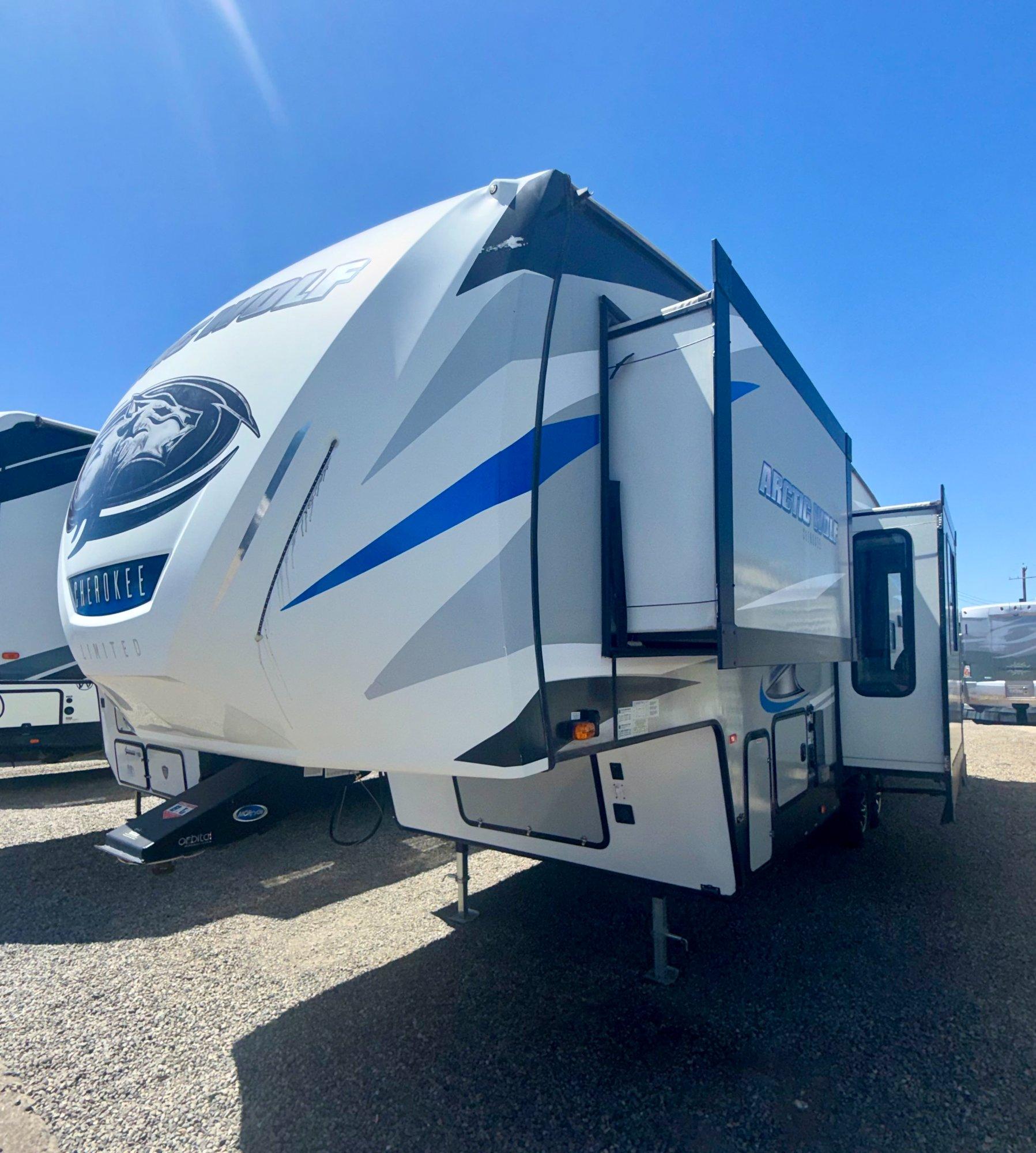 2019 Forest River RV 2019 Forest River RV Cherokee Artic Wolf - thumbnail 4