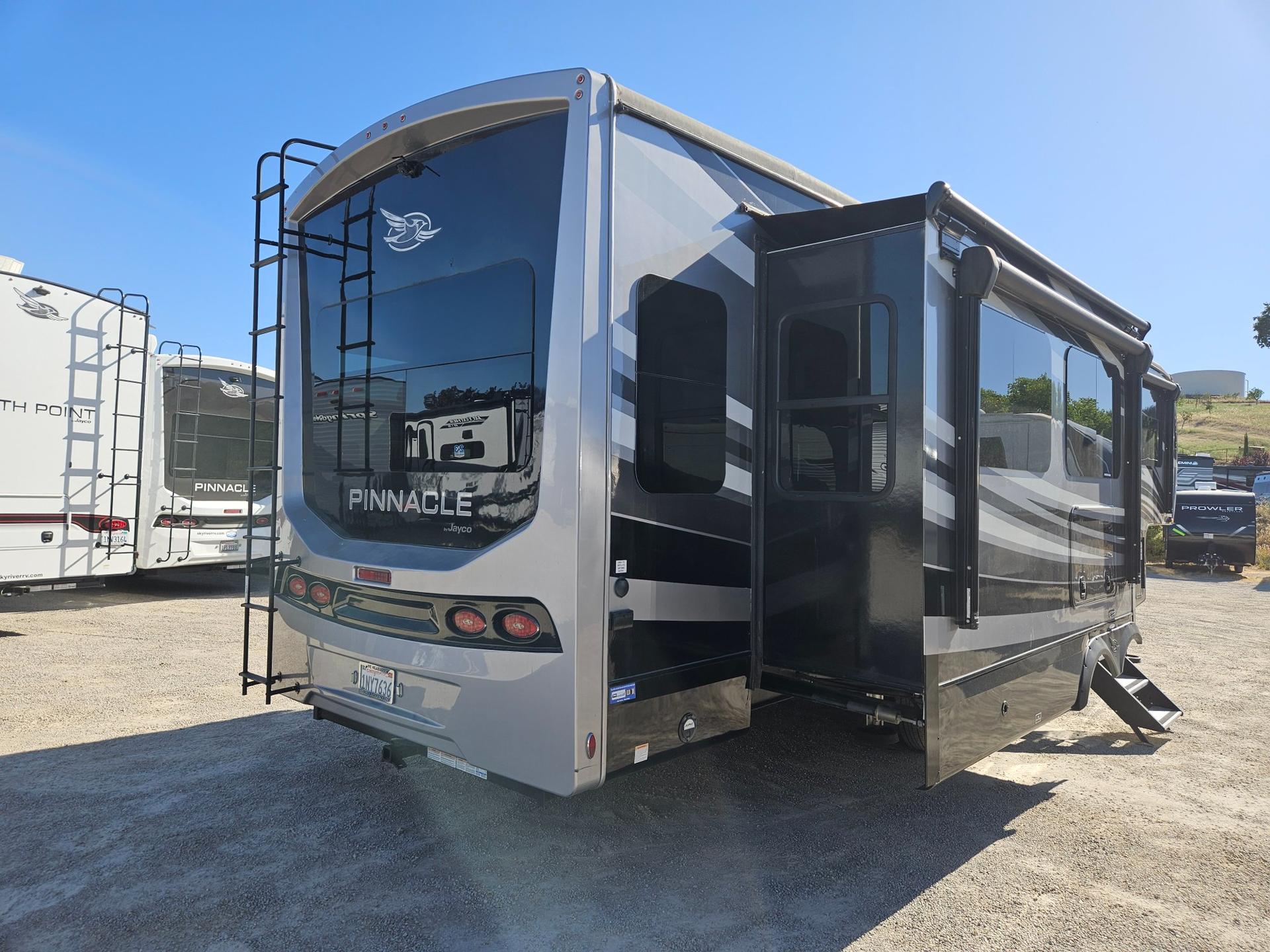 2022 Jayco 2022 Jayco Pinnacle - thumbnail 3