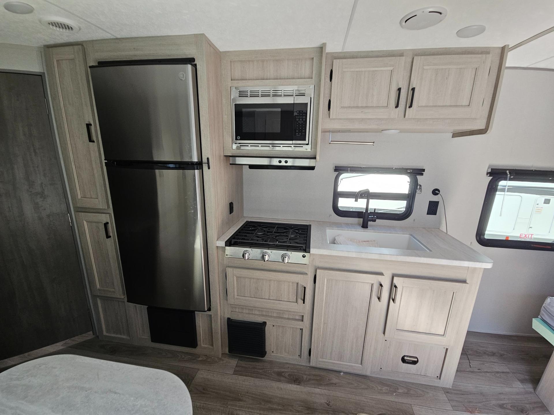 2025 Coachmen RV 2025 Coachmen RV Catalina Summit Series - thumbnail 9