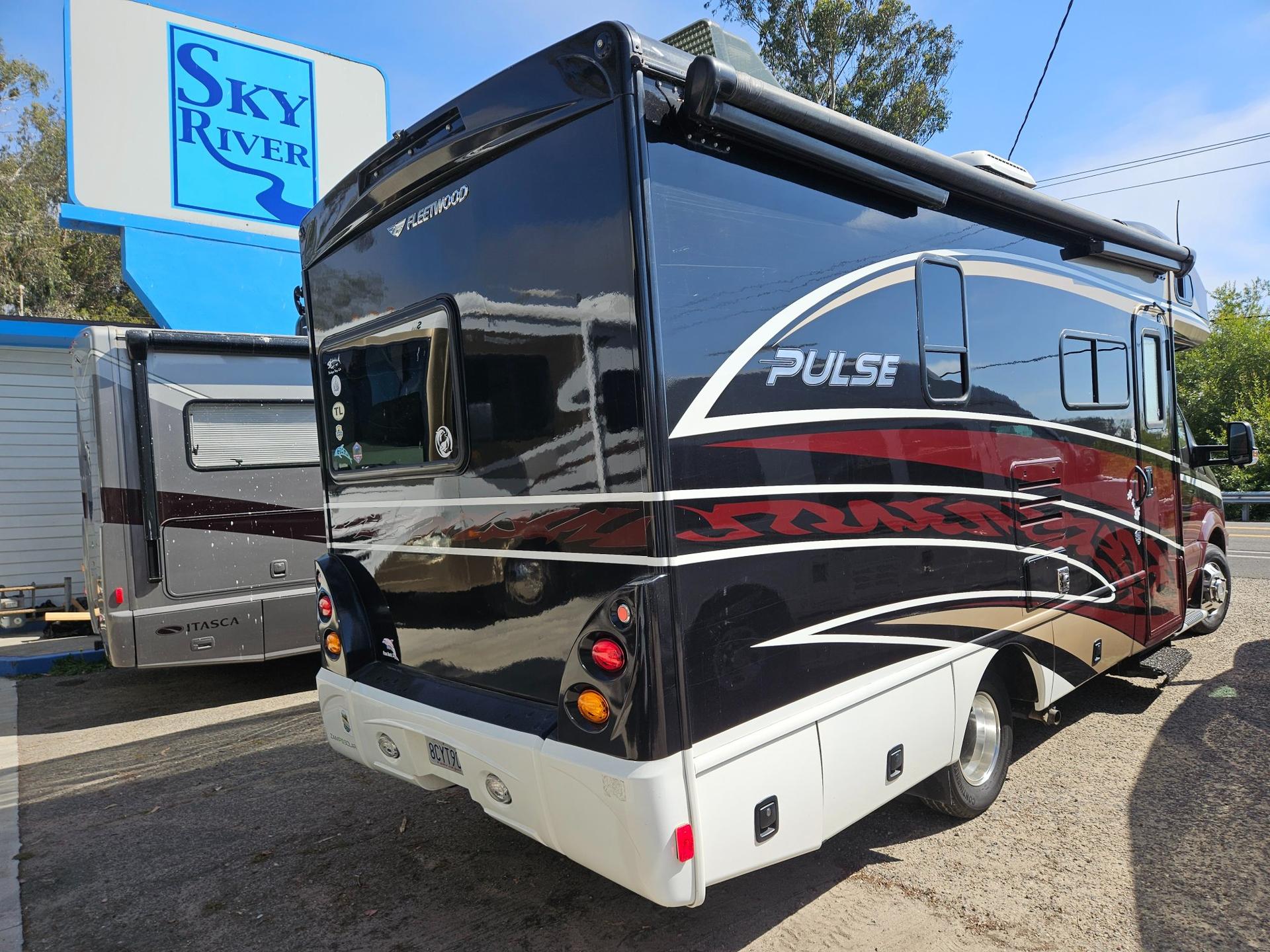 2018 Fleetwood RV 2018 Fleetwood RV Pulse - thumbnail 3