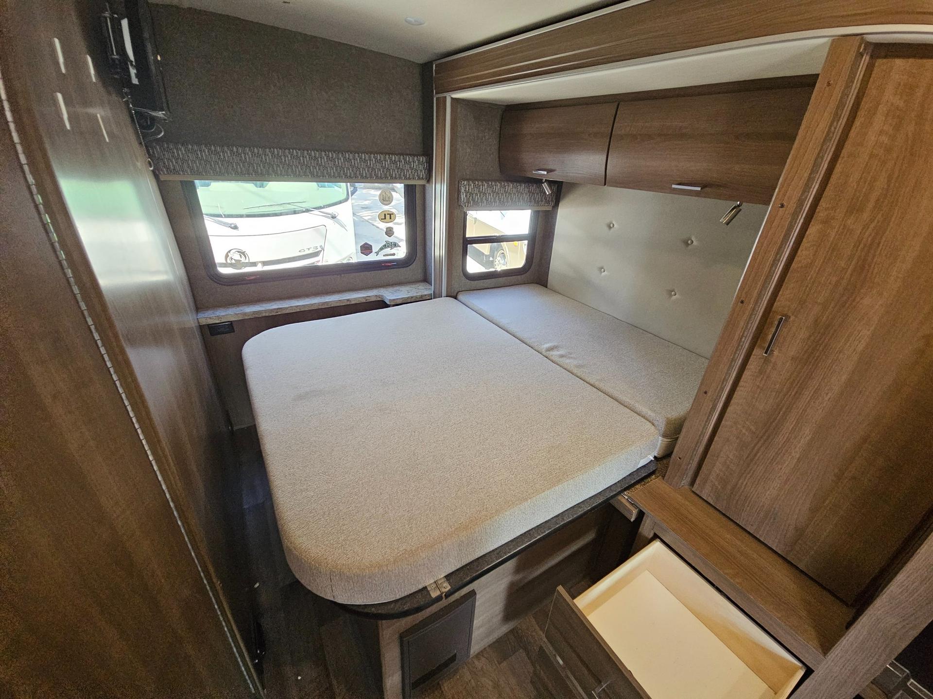 2018 Fleetwood RV 2018 Fleetwood RV Pulse - thumbnail 12