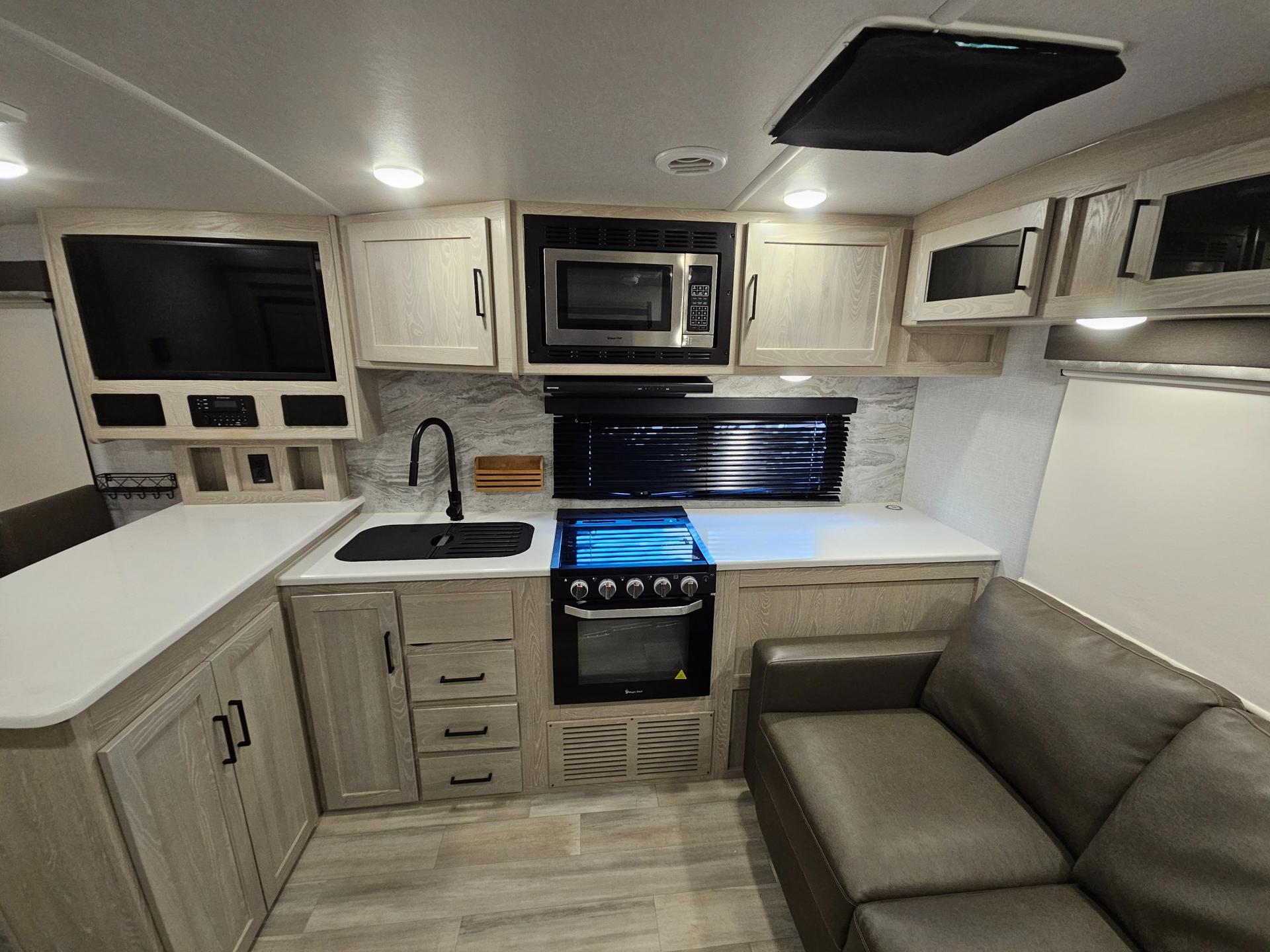 2021 Forest River RV 2021 Forest River RV Rockwood Ultra Lite - thumbnail 14