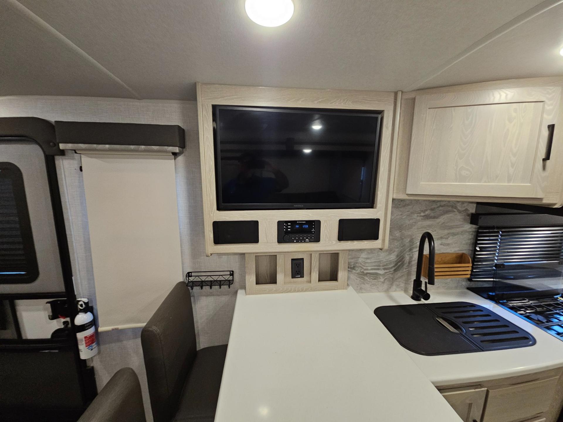 2021 Forest River RV 2021 Forest River RV Rockwood Ultra Lite - thumbnail 21