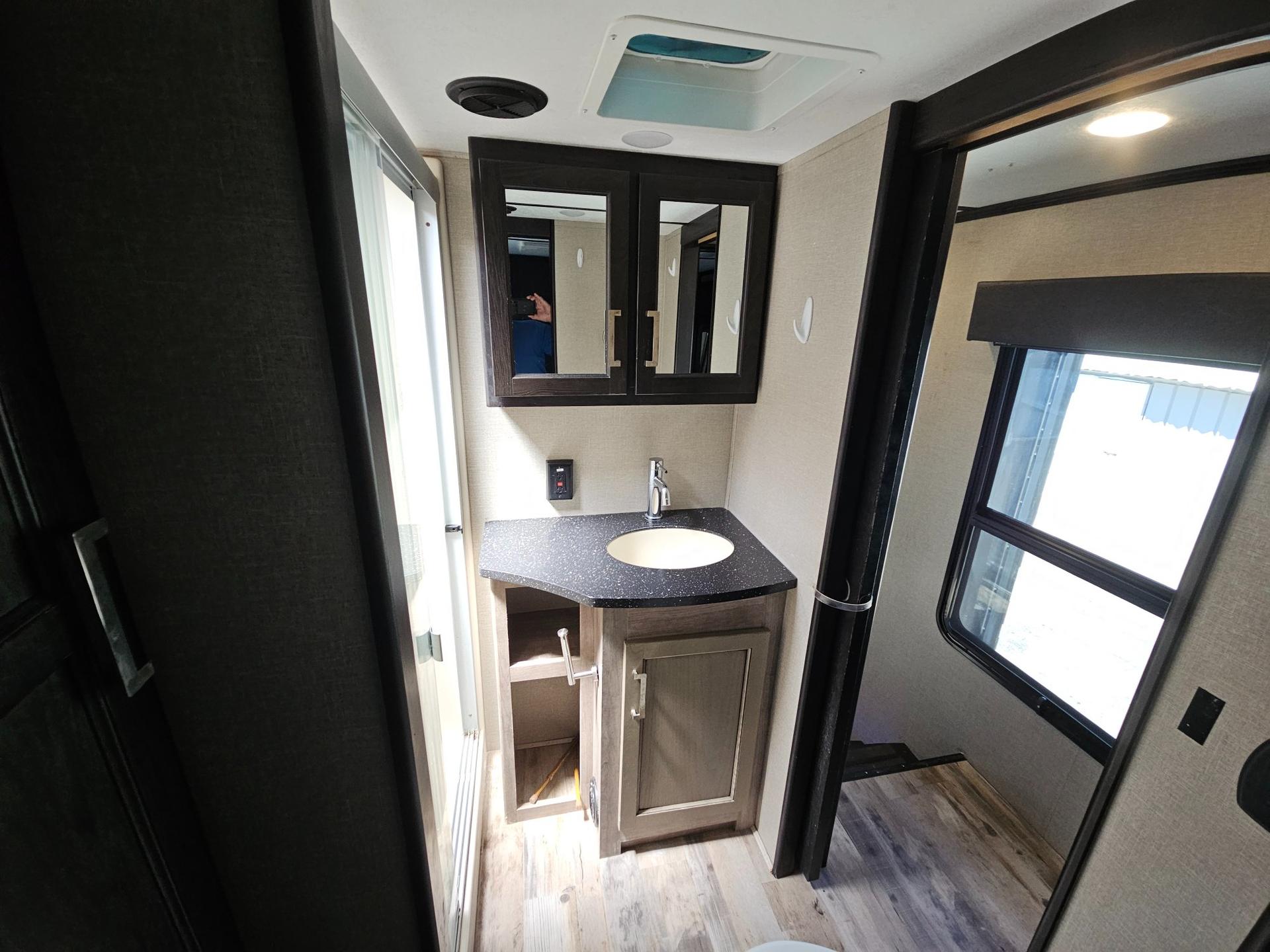 2018 Keystone RV 2018 Keystone RV Fuzion - thumbnail 15