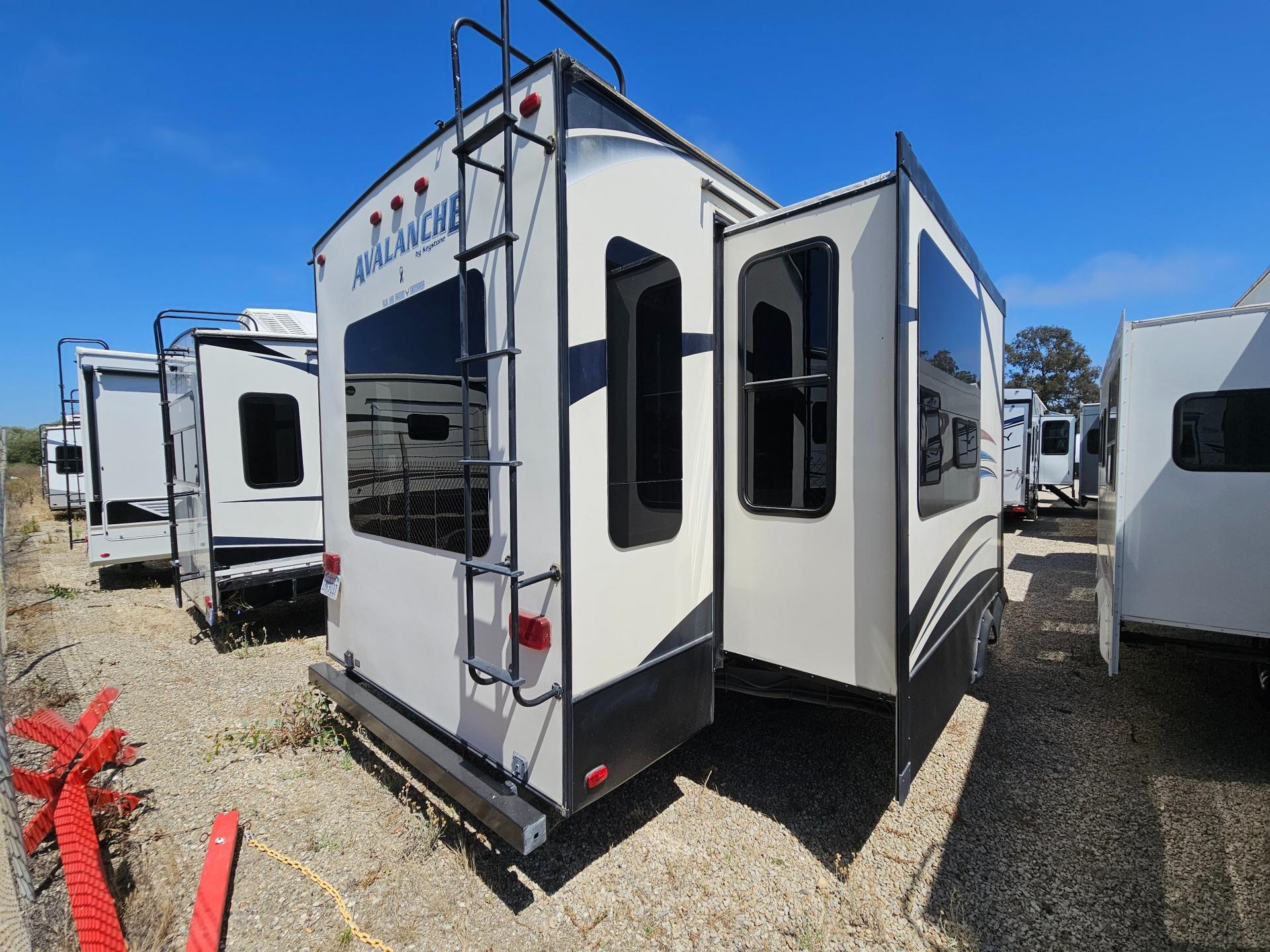 2014 Keystone RV 2014 Keystone RV Avalanche - thumbnail 3