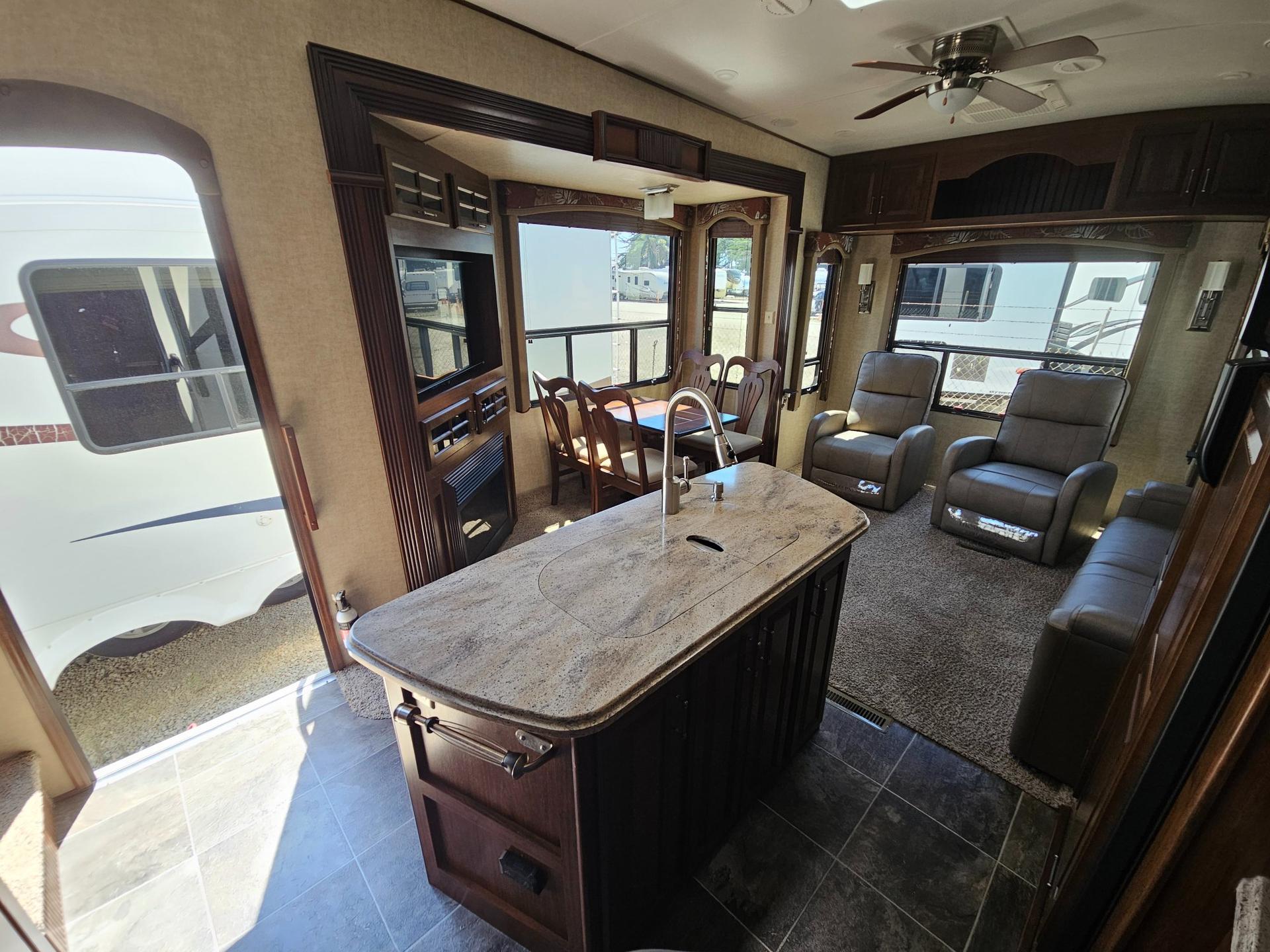 2014 Keystone RV 2014 Keystone RV Avalanche - thumbnail 7