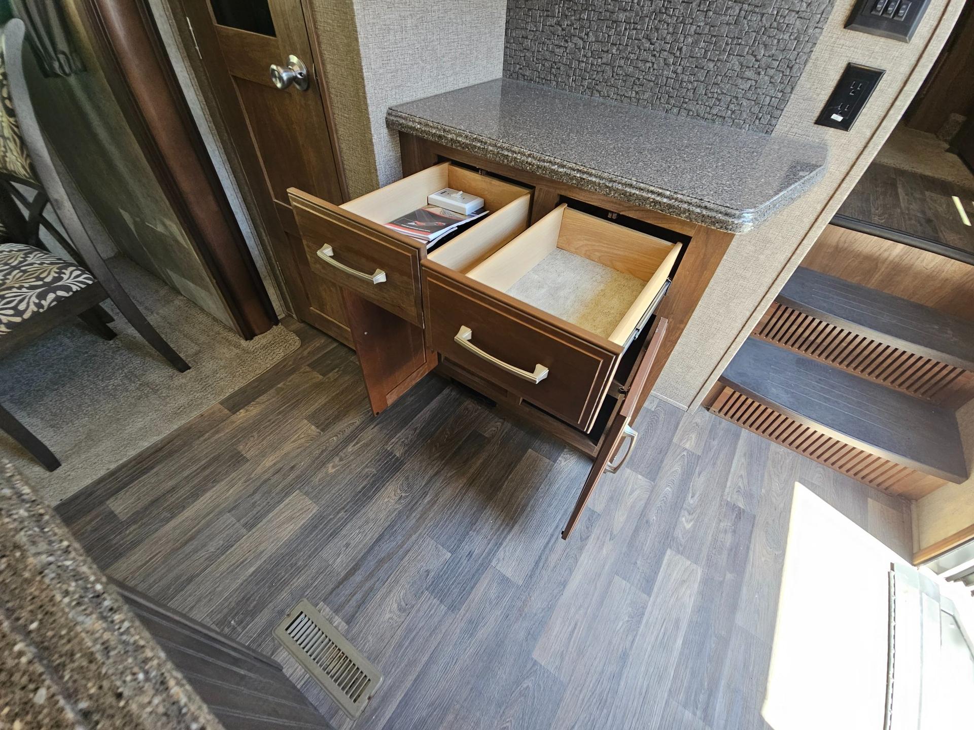 2016 Keystone Rv 2016 Keystone Rv Montana - thumbnail 31