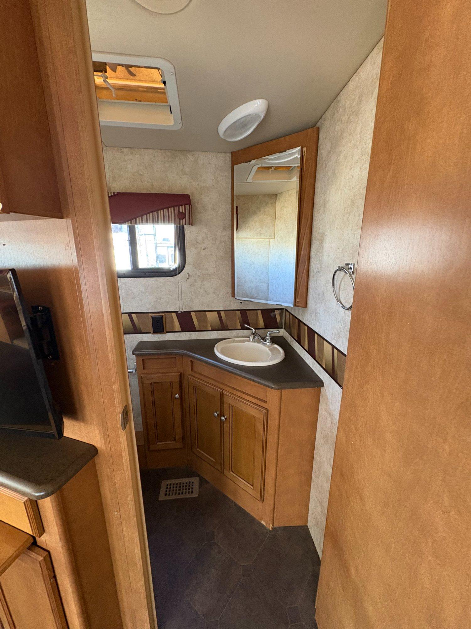 2012 Winnebago 2012 Winnebago Vista - thumbnail 24