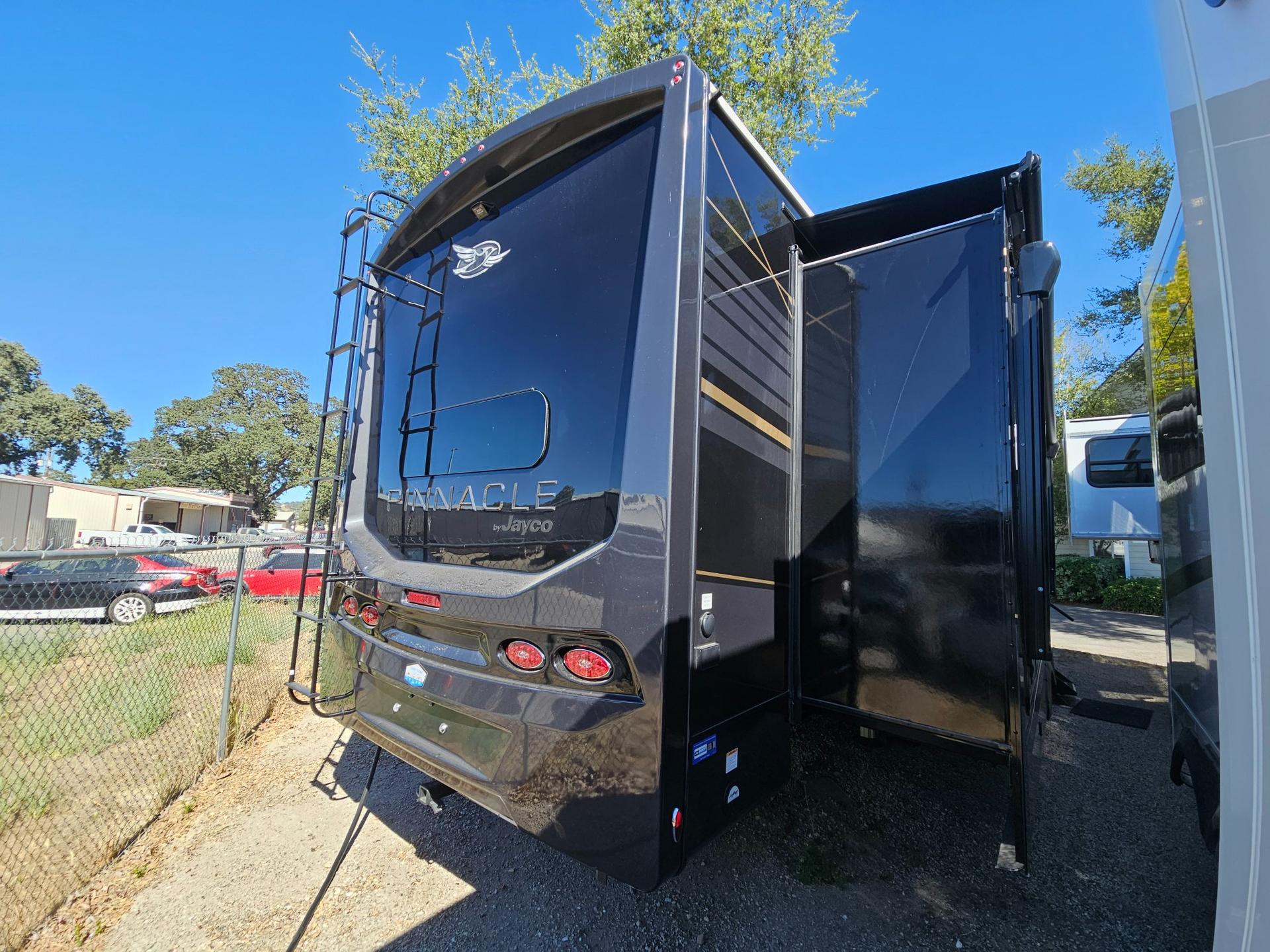 2026 Jayco 2026 Jayco Pinnacle - thumbnail 3