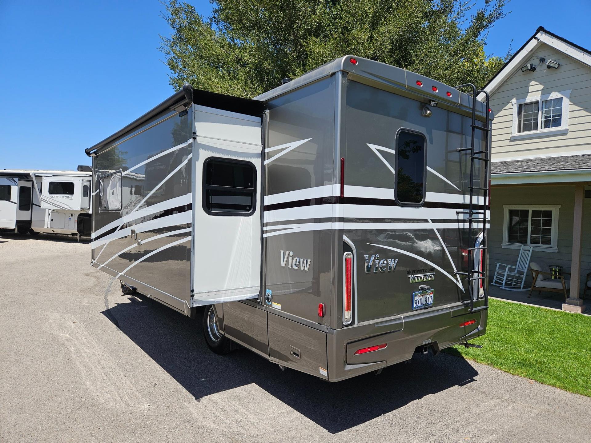 2021 Winnebago Industries 2021 Winnebago Industries View - thumbnail 4